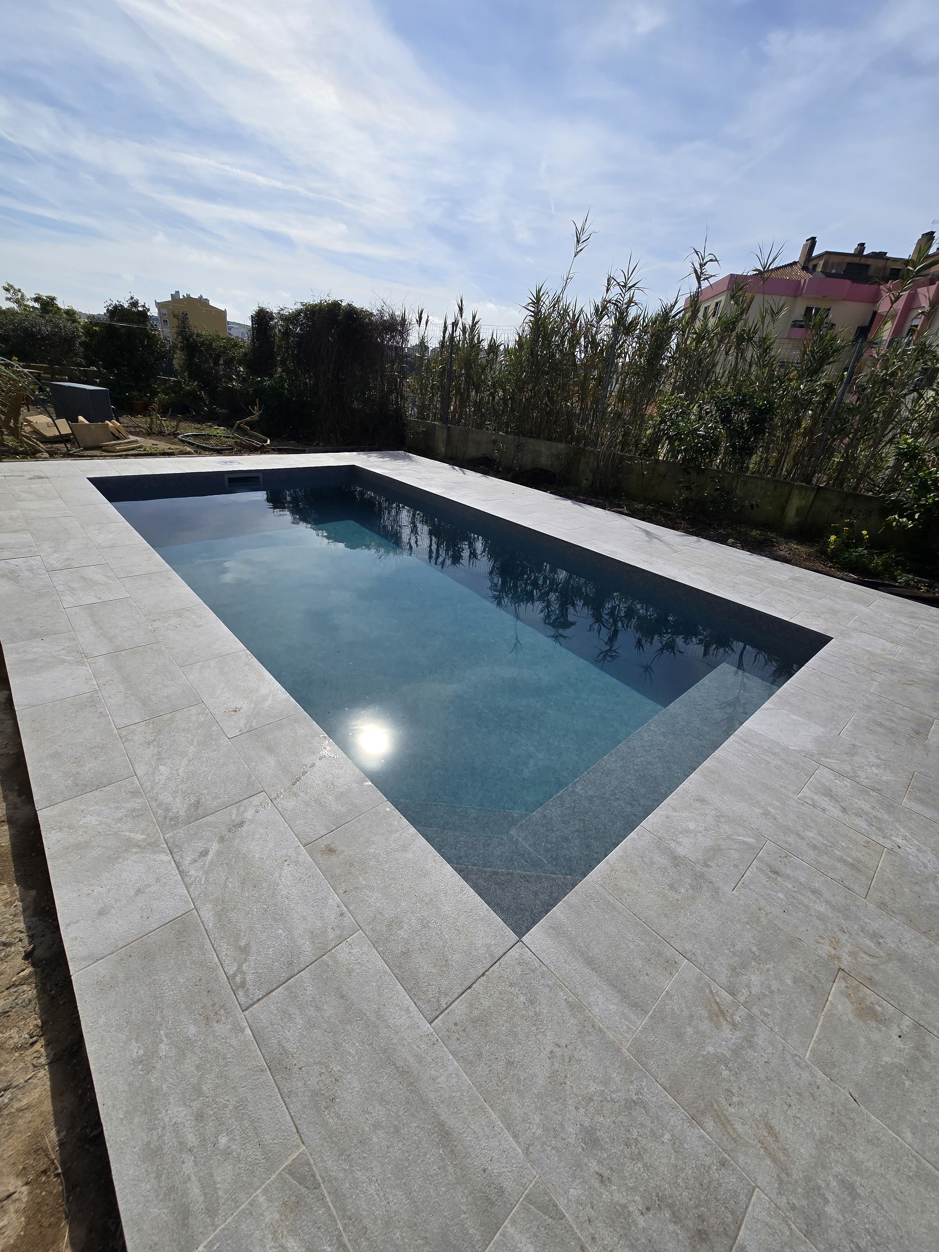Piscina de betão construída pela Saldanha & Gouveia