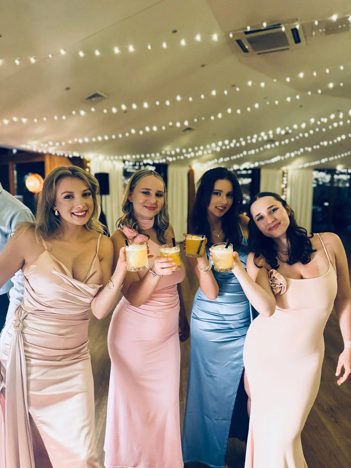 Barman na weselu pokazuje sztuczki barmańskie przed zgromadzonymi gośćmi podczas pokazu barmańskiego