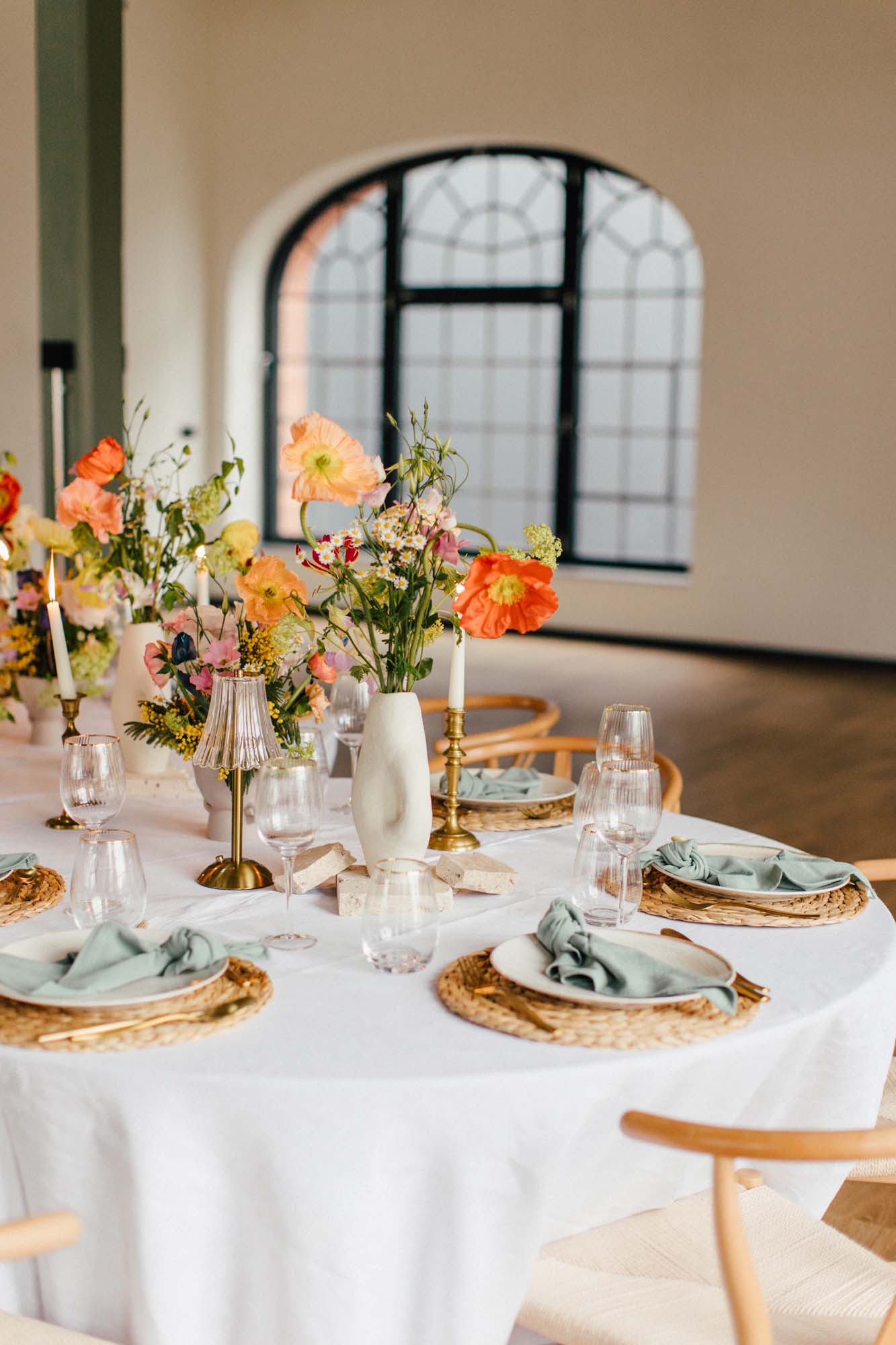 Tischdekoration mit bunten Blumen.