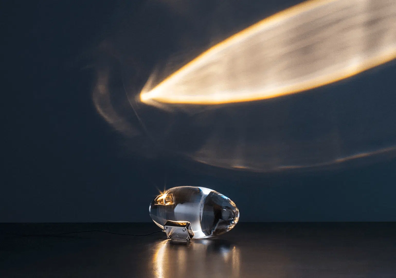 Lampara Atman de Catellani and Smith mostrando su acabado translúcido y proyeccion de luz sobre la pared