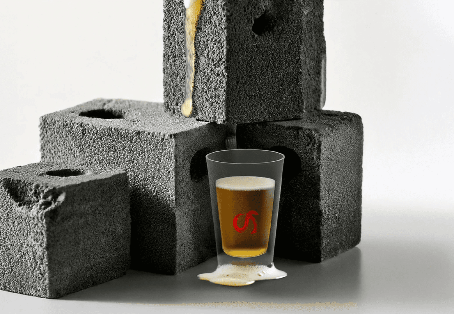 Cette image juxtapose des blocs de béton et un verre de bière avec le logo Solidays, créant une connexion entre l’art, la musique et la solidarité. Elle renforce l'aspect vivant et communautaire du festival tout en mettant en avant l’ambiance décontractée de l'événement.