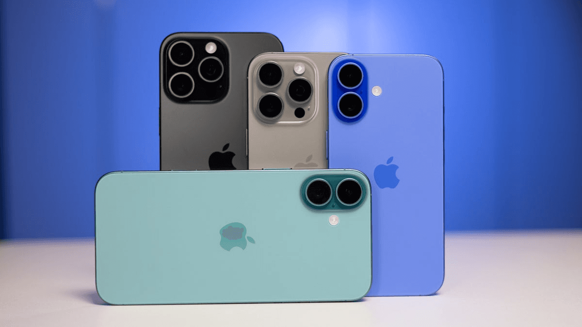 Sammenligning af iPhone 15 og 15 Pro modeller i forskellige farver – blå, grøn, sort og sølv – med fokus på bagside og kameralayout på neutral blå baggrund