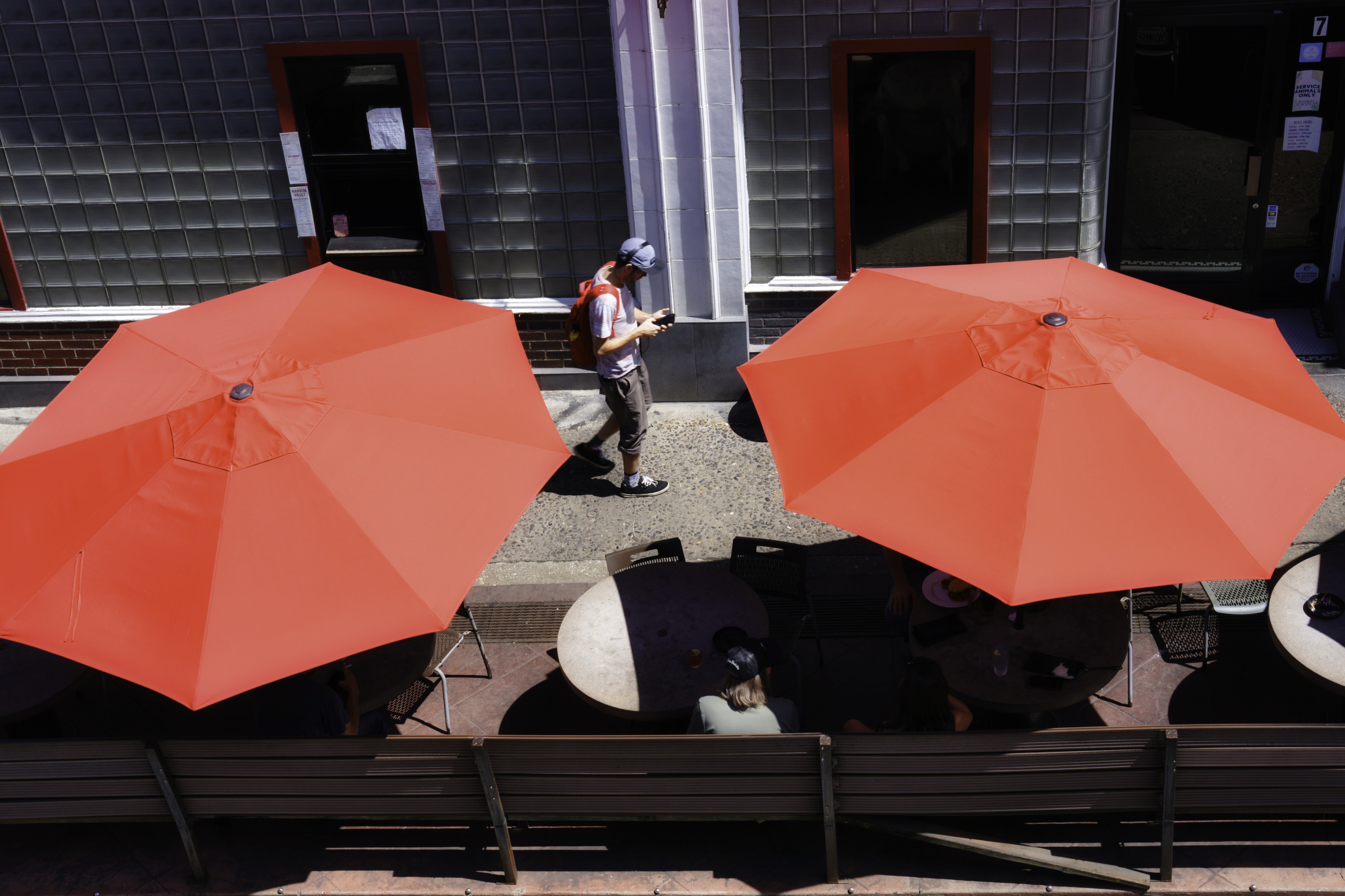 A fleeting moment of colour in the street