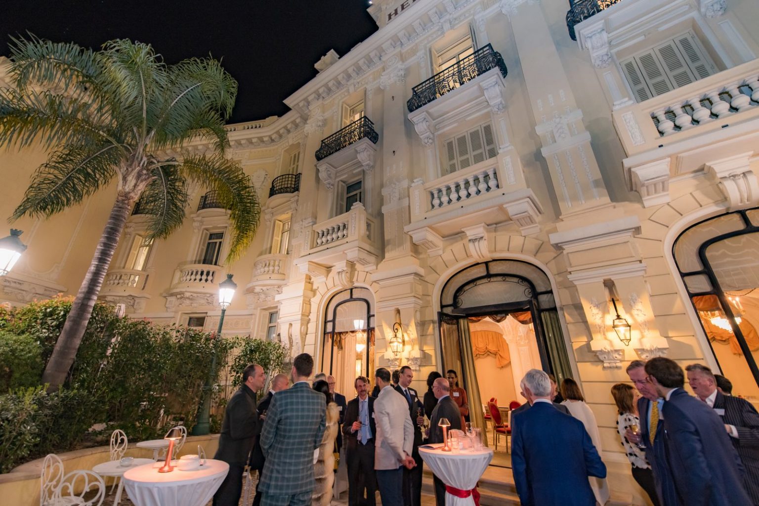 ITPA memebrs having discoussions at the entrance of the Mandarin Oriental Savoy
