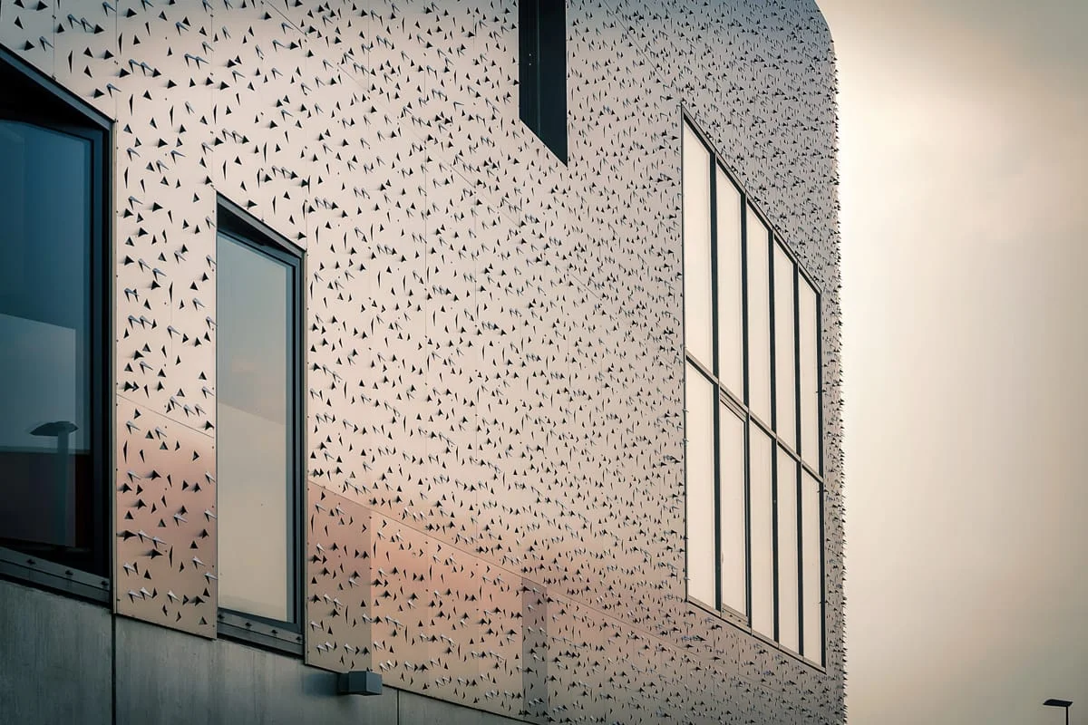 Façade perforée blanche moderne avec grandes baies vitrées – photographie d’architecture à Lille, photographe professionnel Nord 2025