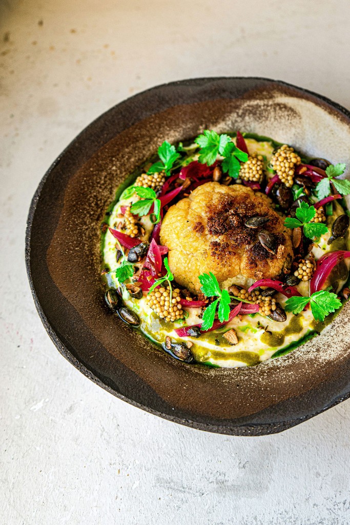 Signalétique intérieure du restaurant Au fil du goût, design graphique clair et moderne. Typographie lisible et éléments graphiques organisés pour faciliter la circulation et renforcer l’identité visuelle.