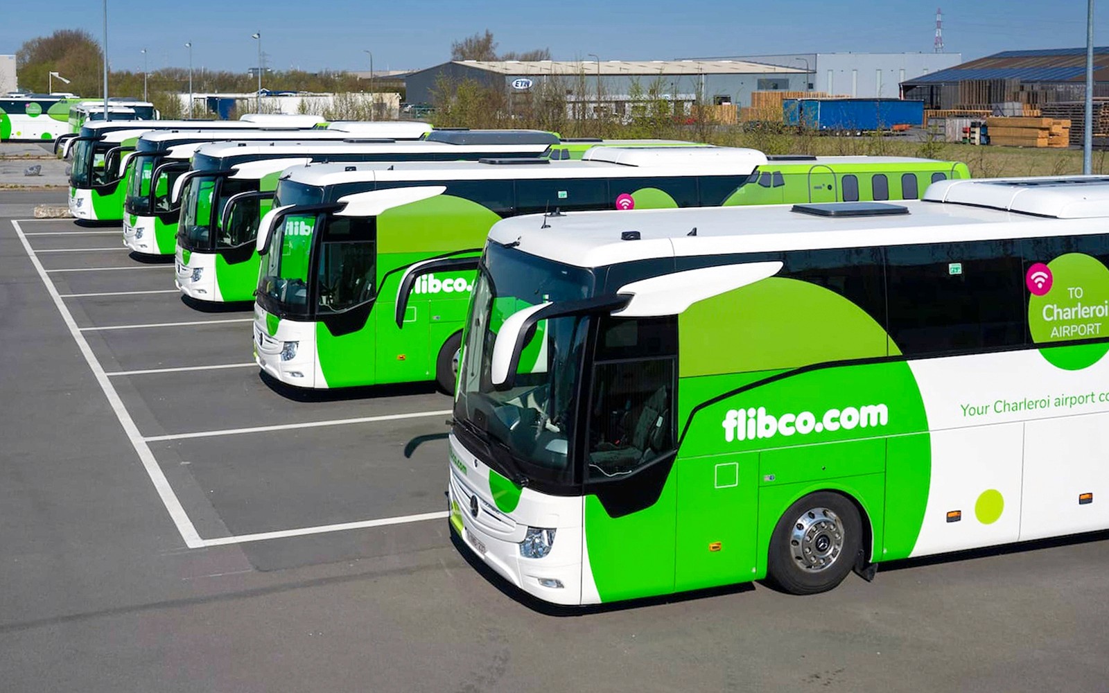 A Flibco transzferbuszok parkolnak a Charleroi reptéri transzferhez.