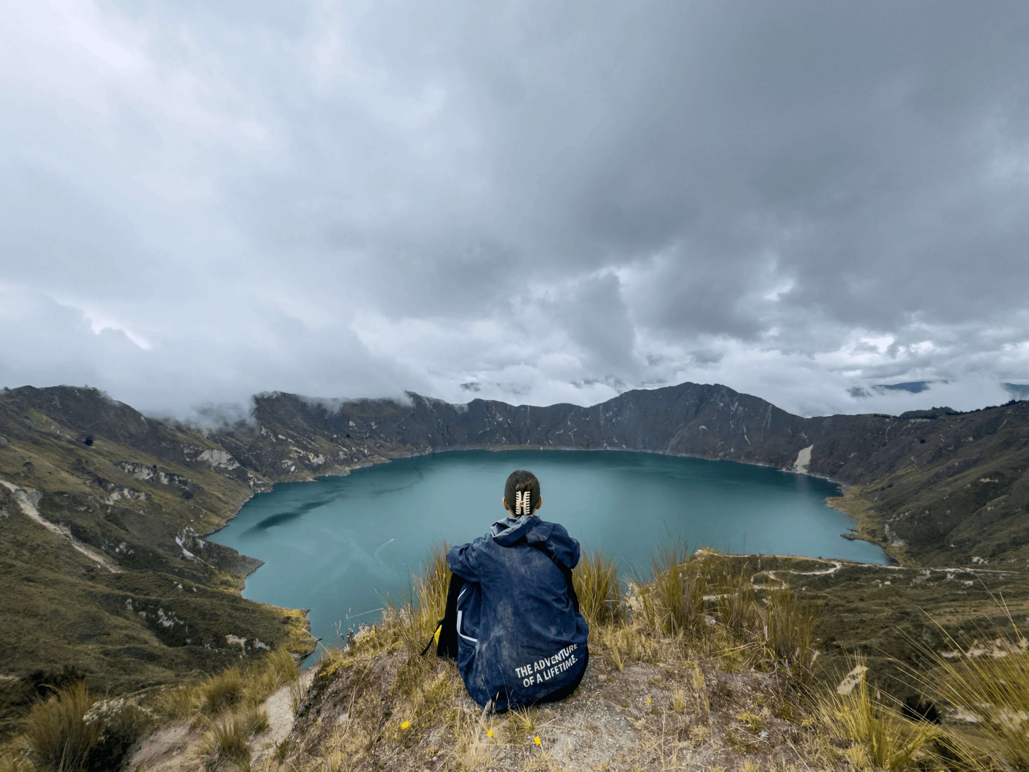 Cratère avec un lac au centre et entourée de montagne