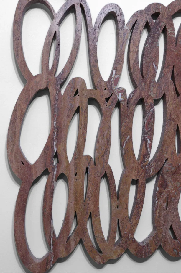 Scultura astratta in pietra marrone con forme intrecciate, opera contemporanea iStone Arte che esplora geometrie fluide e texture naturali per valorizzare brand artistici