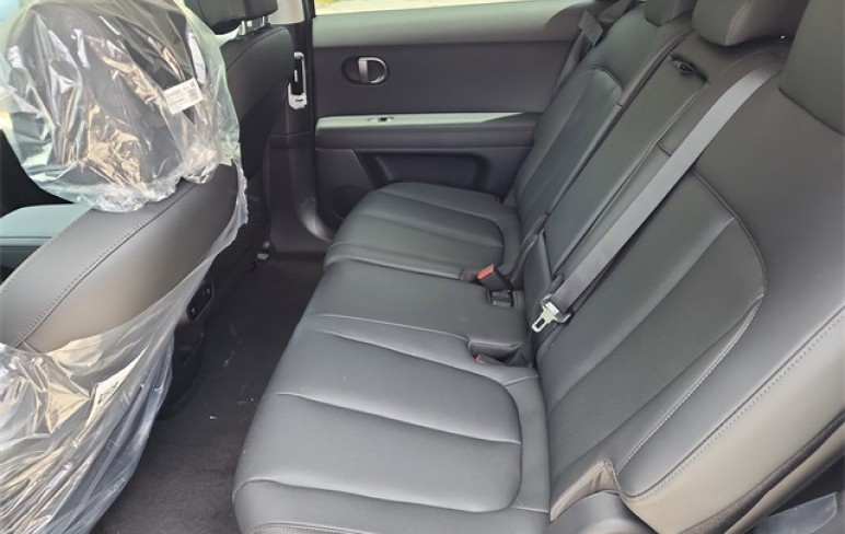 black car steering wheel during daytime