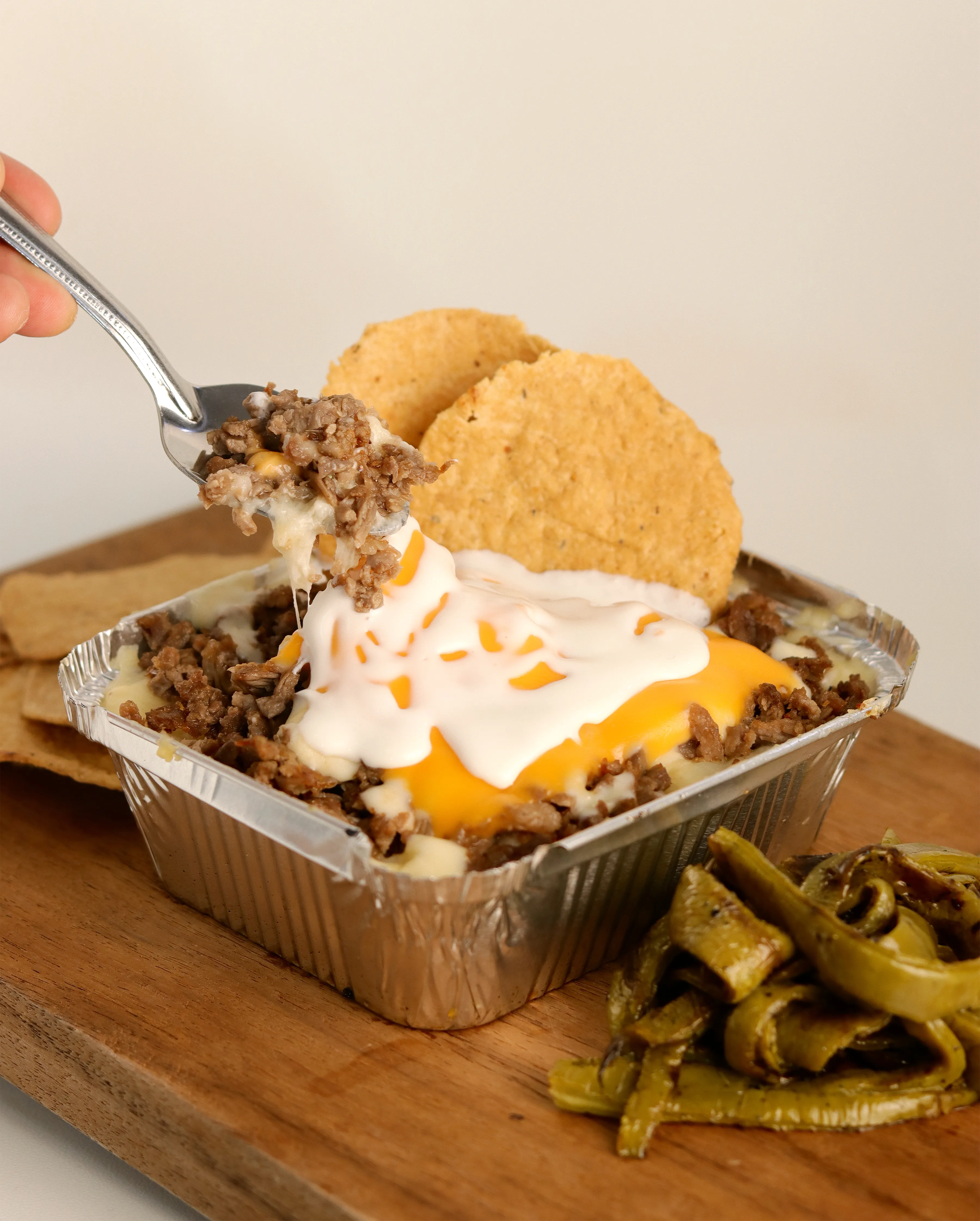 Detalle de papas con queso en sesión gastronómica.
