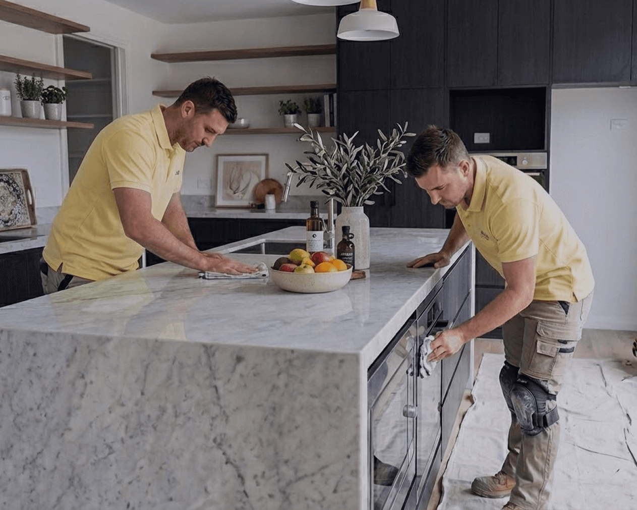 détail cuisine/finition propre (matériaux + lumière) ou plan sur table (plans + échantillons). Style sobre, contrastes doux.