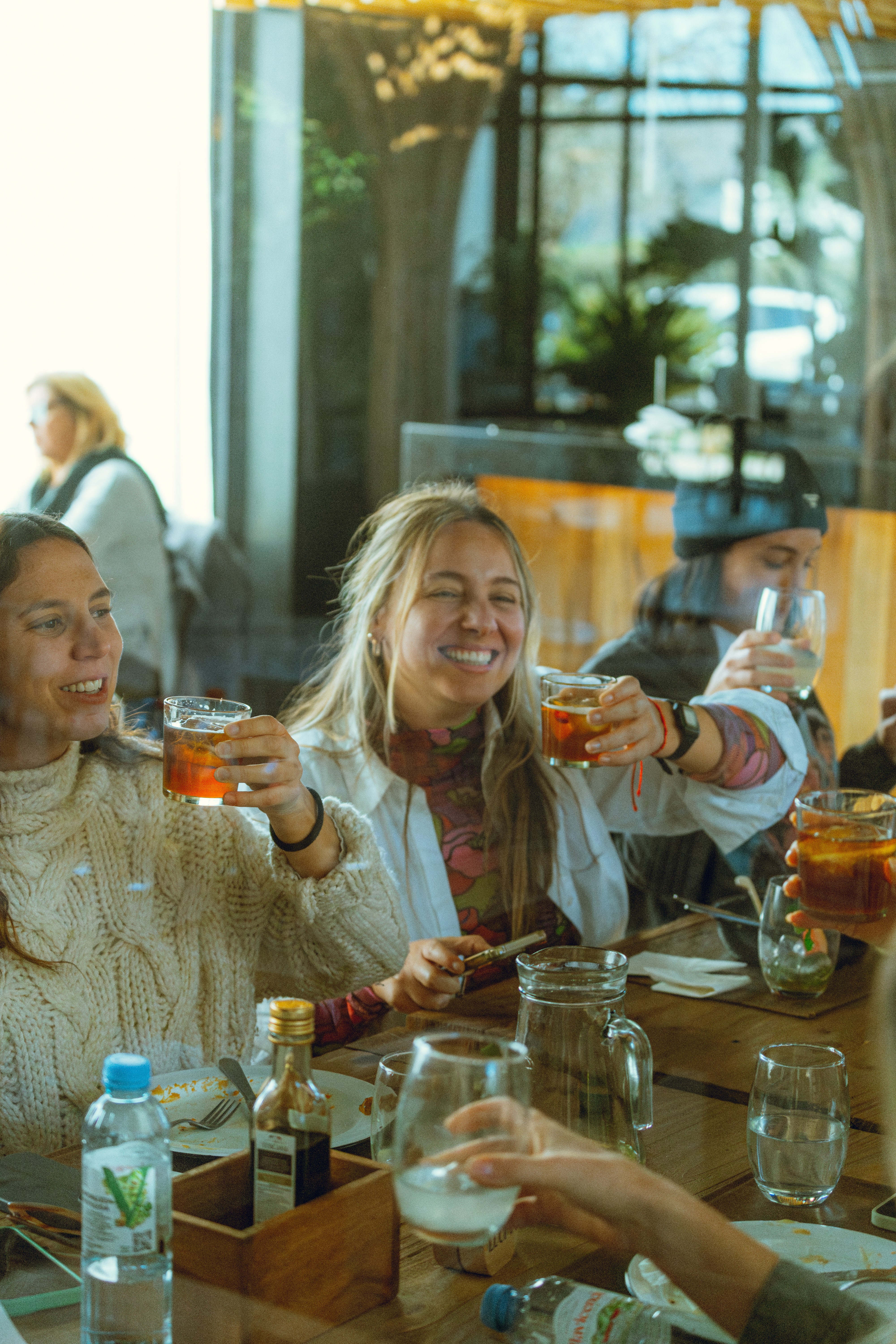 amigas brindando