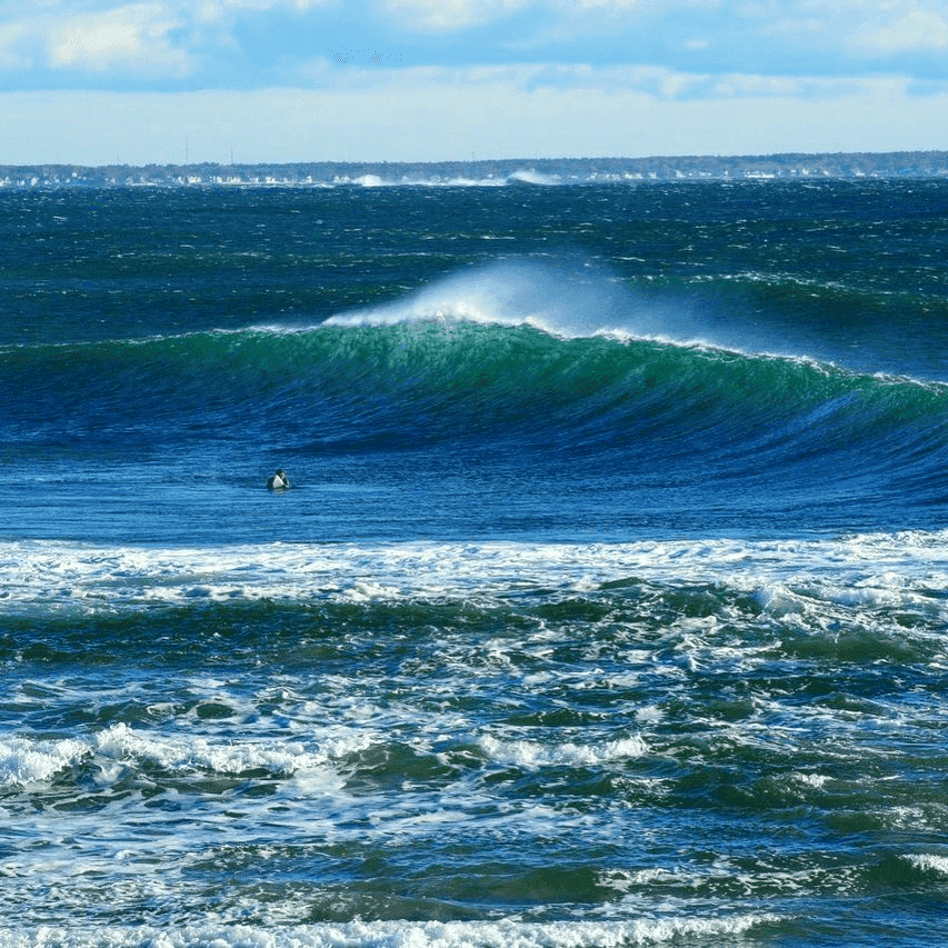 Large ocean wave with surfer – surfboard rental in ogunquit.
