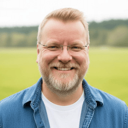 Portrait photo of Tracy Larvenz
