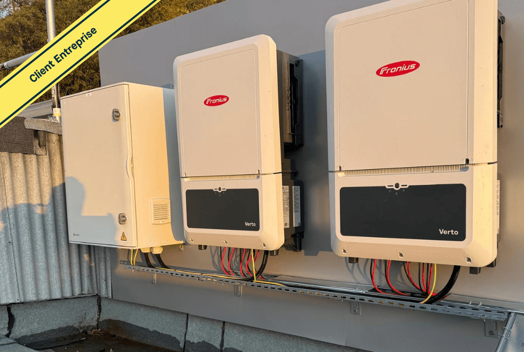 Photo d’onduleurs à Villard Bonnot en France, d’un gymnase équipée de panneaux photovoltaïques dont l'installation a été faite par Solarock.