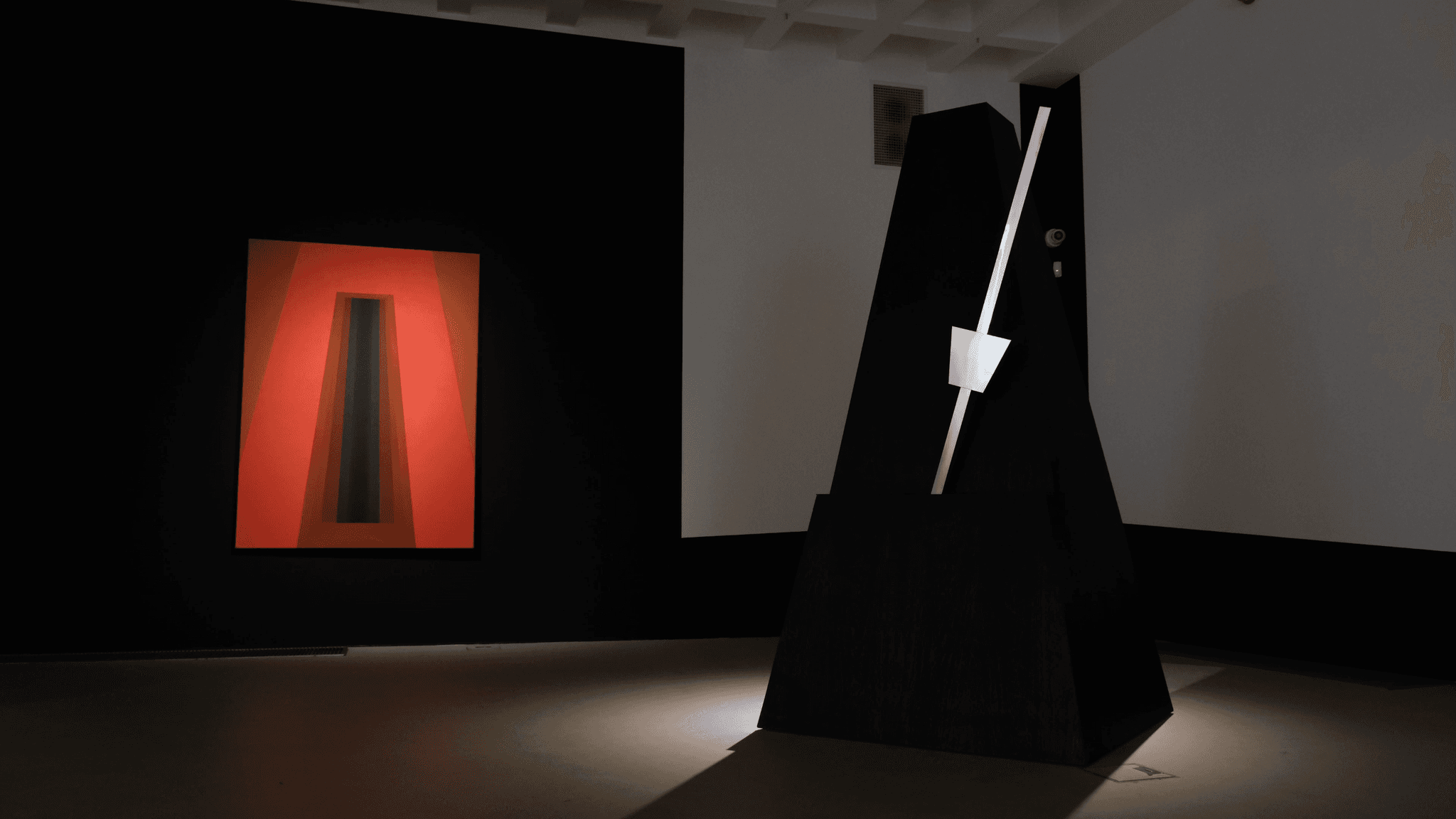 metronom in close with the painting in the back 
