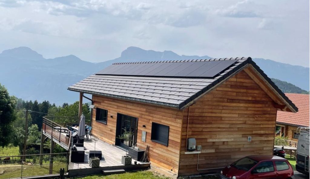 Photo d’une installation de panneaux photovoltaïque sur le toit d'un chalet à Chambery réalisée par Avenir Concept Solaire by Solarock 