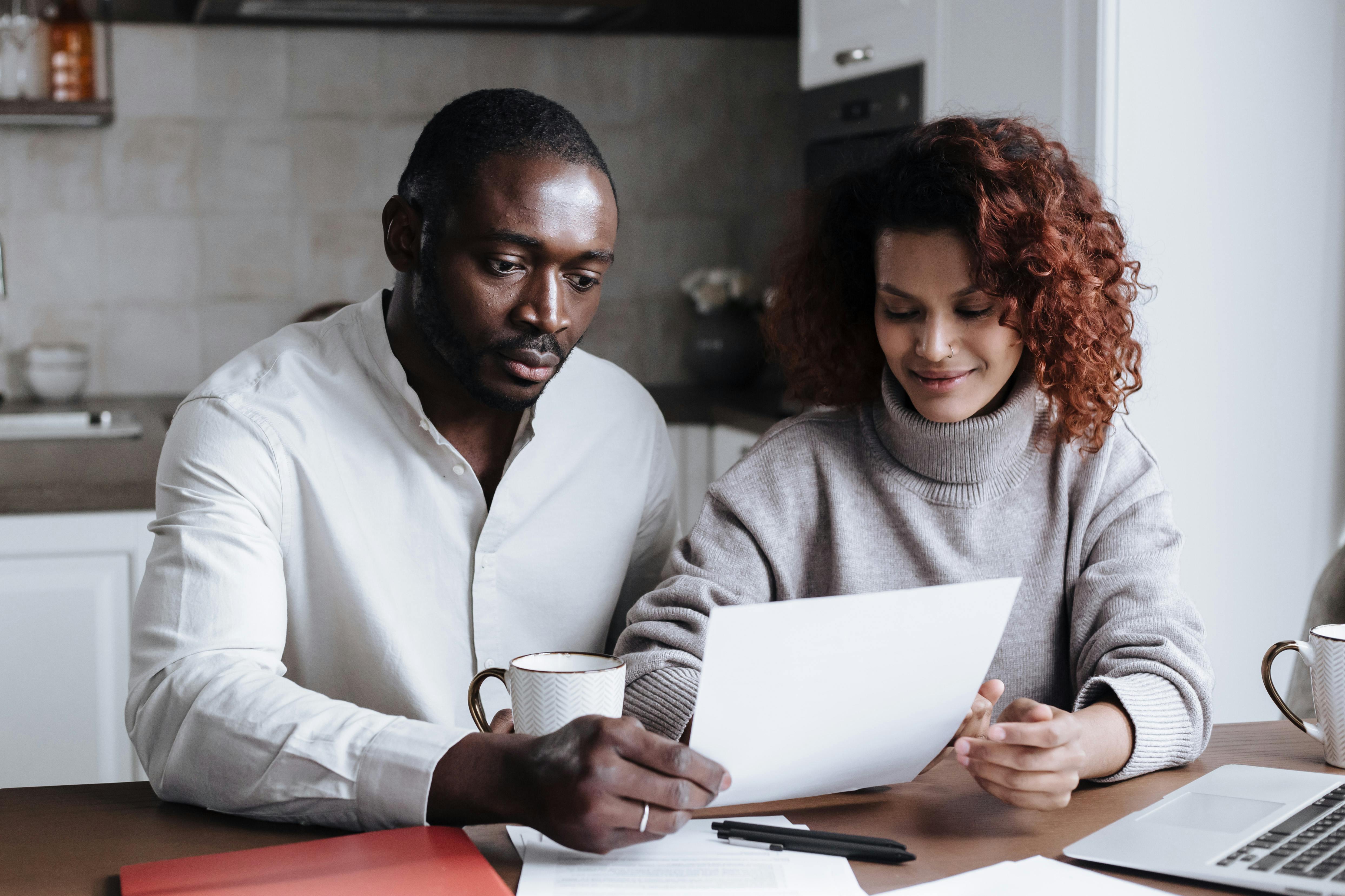 Couple regardant des documents sur un bureau