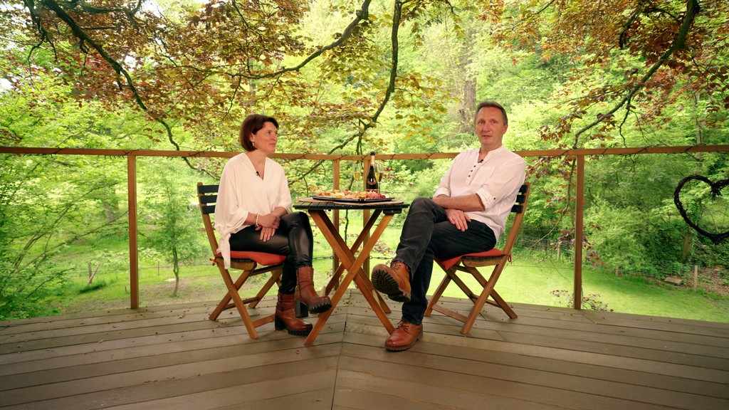 Logo MR sur une vue de Bruxelles depuis la fenêtre du parti du Mouvement réformateur