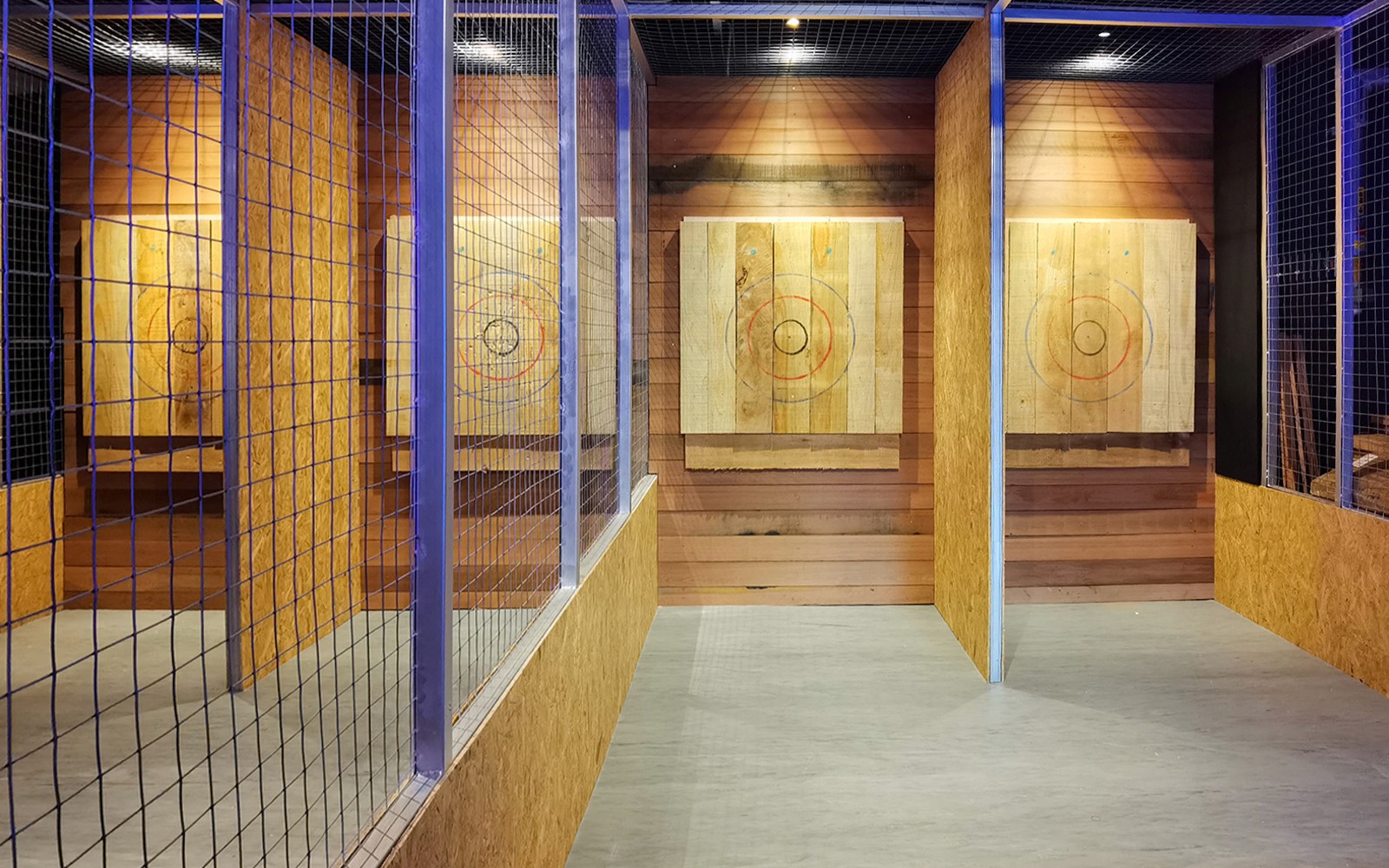 新加坡圣淘沙的Axe Factor内的飞斧投掷场地。