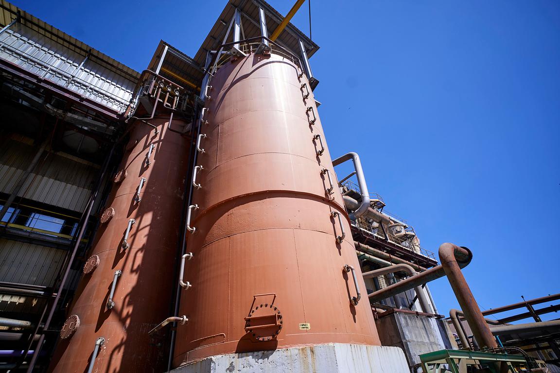 Photographie d'infrastructure industrielle monumentale au 974 capturée avec précision optique Leica