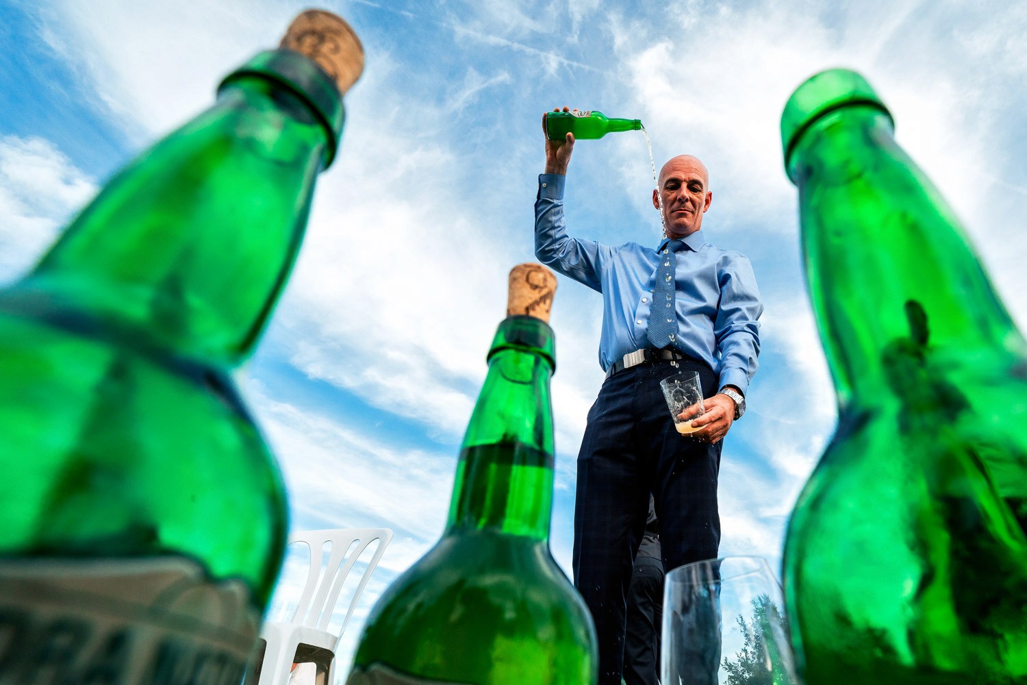 un invité sert du cidre dans une tradition catalane lors d'une cérémonie au domaine etxezahar à bardos au pays basque