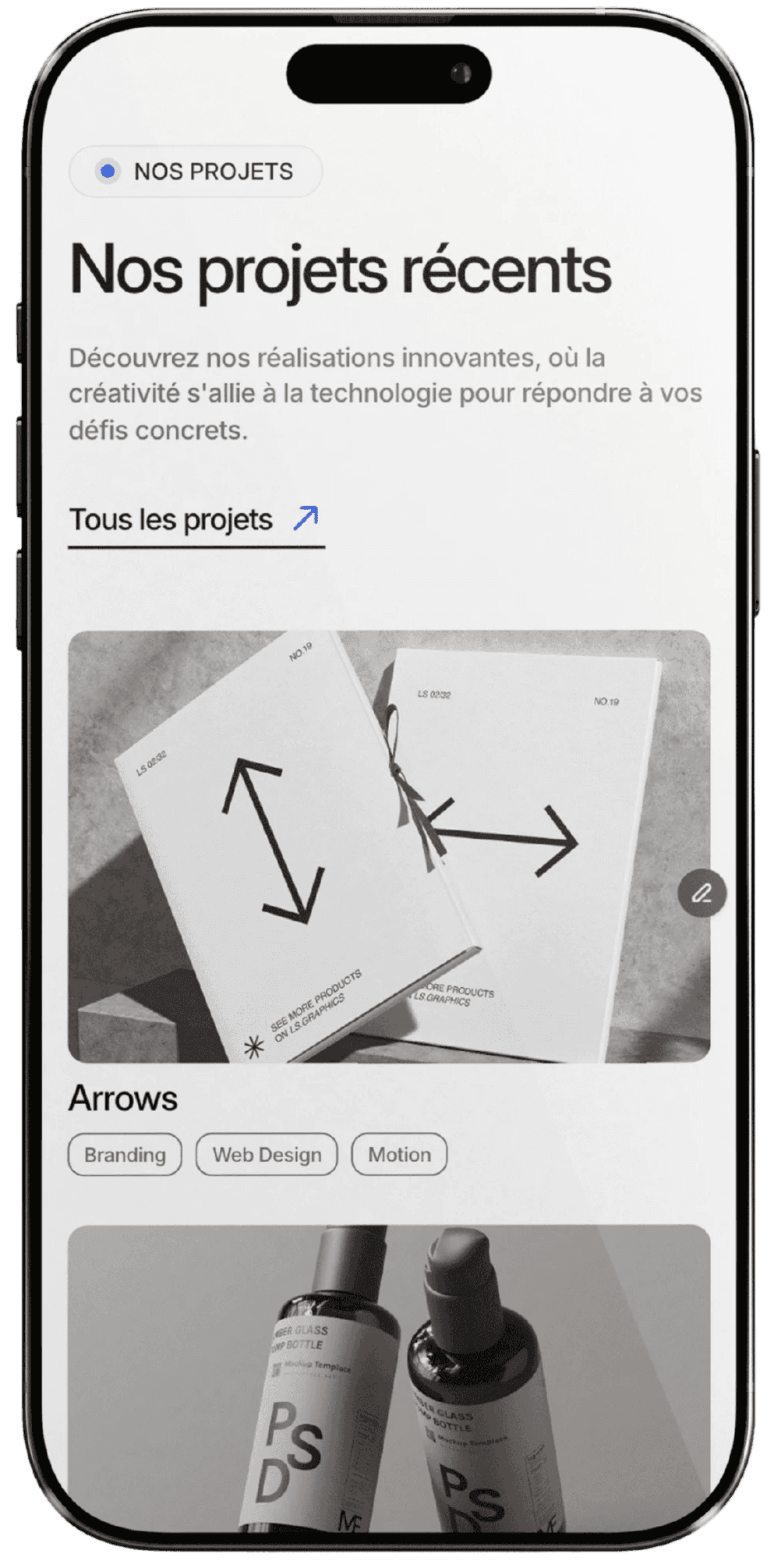 Mockup d'un smartphone iPhone affichant la version mobile épurée d'une section portfolio de projets récents, conçue par le designer freelance Ayoub Chouaf.