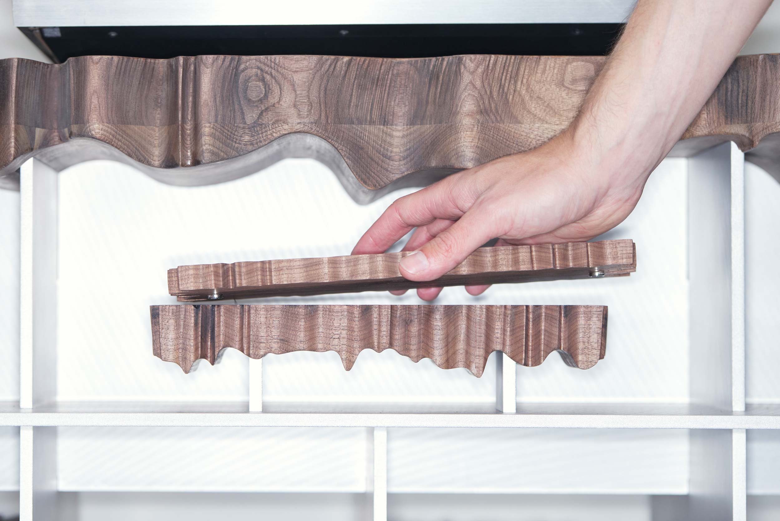 audio-altar-kabinet-pro-gramofon-dreveny-povrch-detail-design-jiri-krejcirikávový-stůl-pro-obývací-pokoj-handcrafted-cloudy-impromptu-design-by-jiri-krejcirik