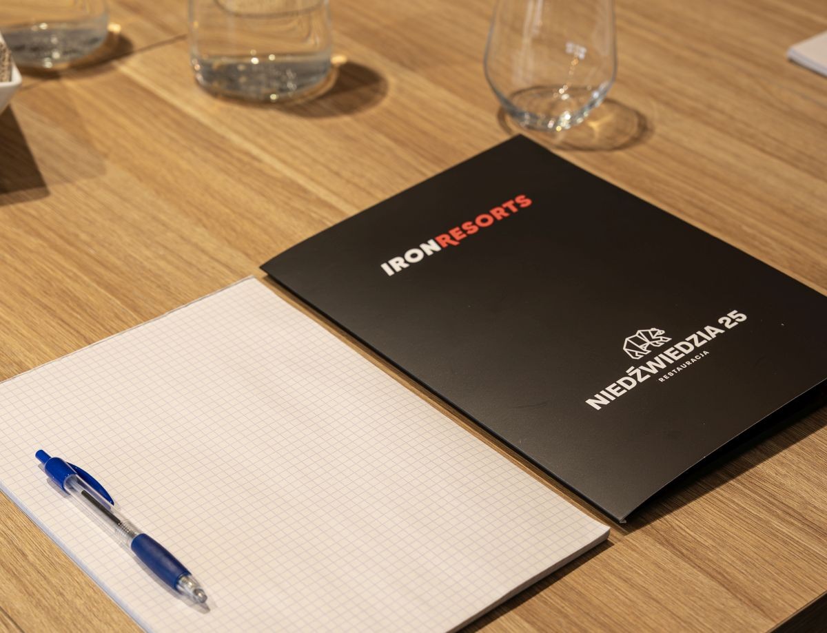 Notes i materiały Niedźwiedzia 25 na stole konferencyjnym