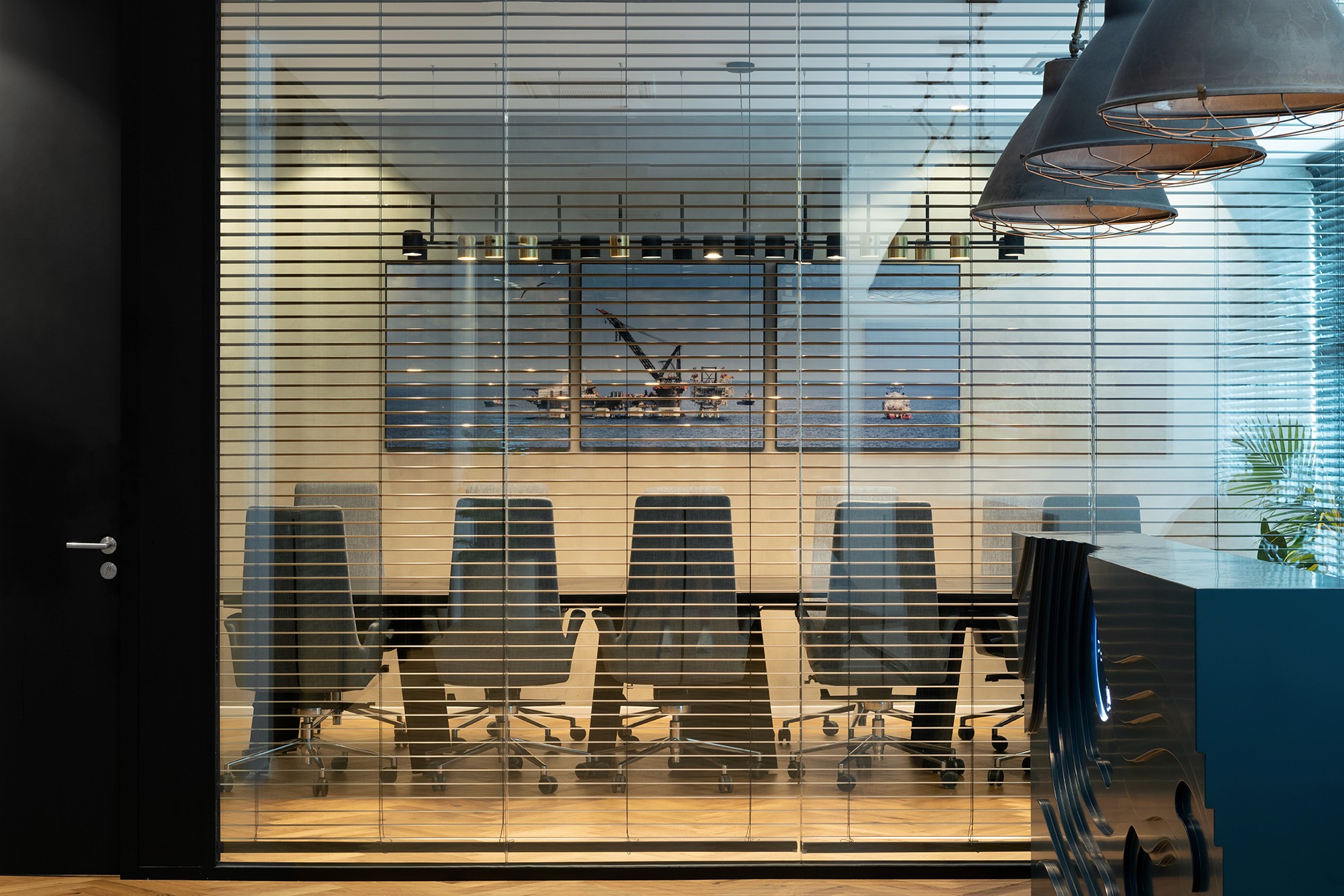 תכנון וייצור מטבח משרדי עם אי מרכזי מעוגל – עבודת נגרות מורכבת בחיתוך CNC להתאמה מושלמת לחלל