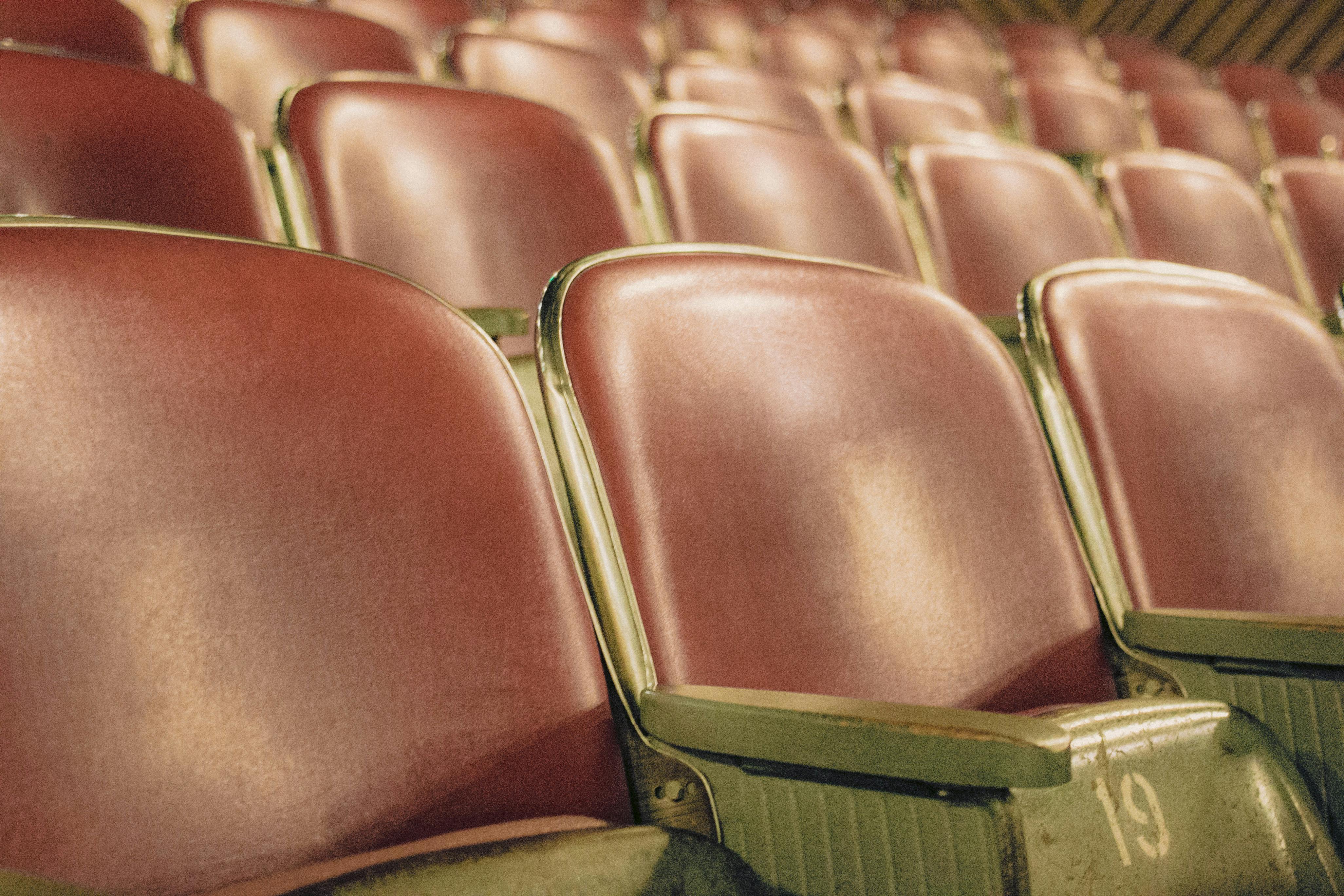 Rangée de chaises de spectacles
