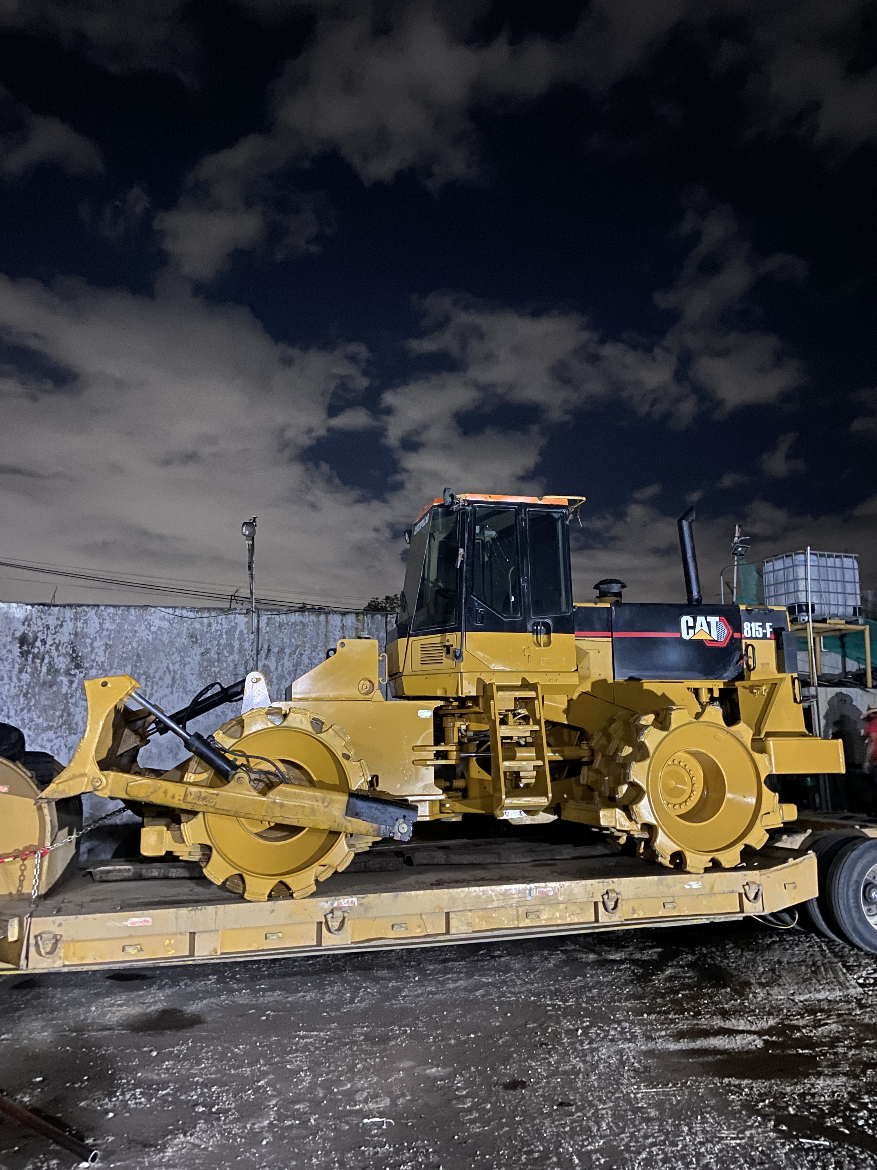 Maquinaria compactadora para estabilización de terreno en obra