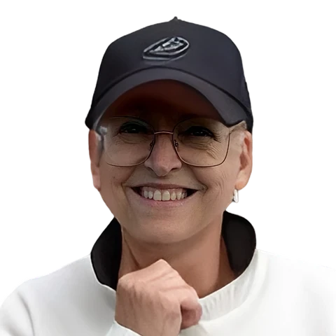 Christiane Constantineau, souriante, en casquette