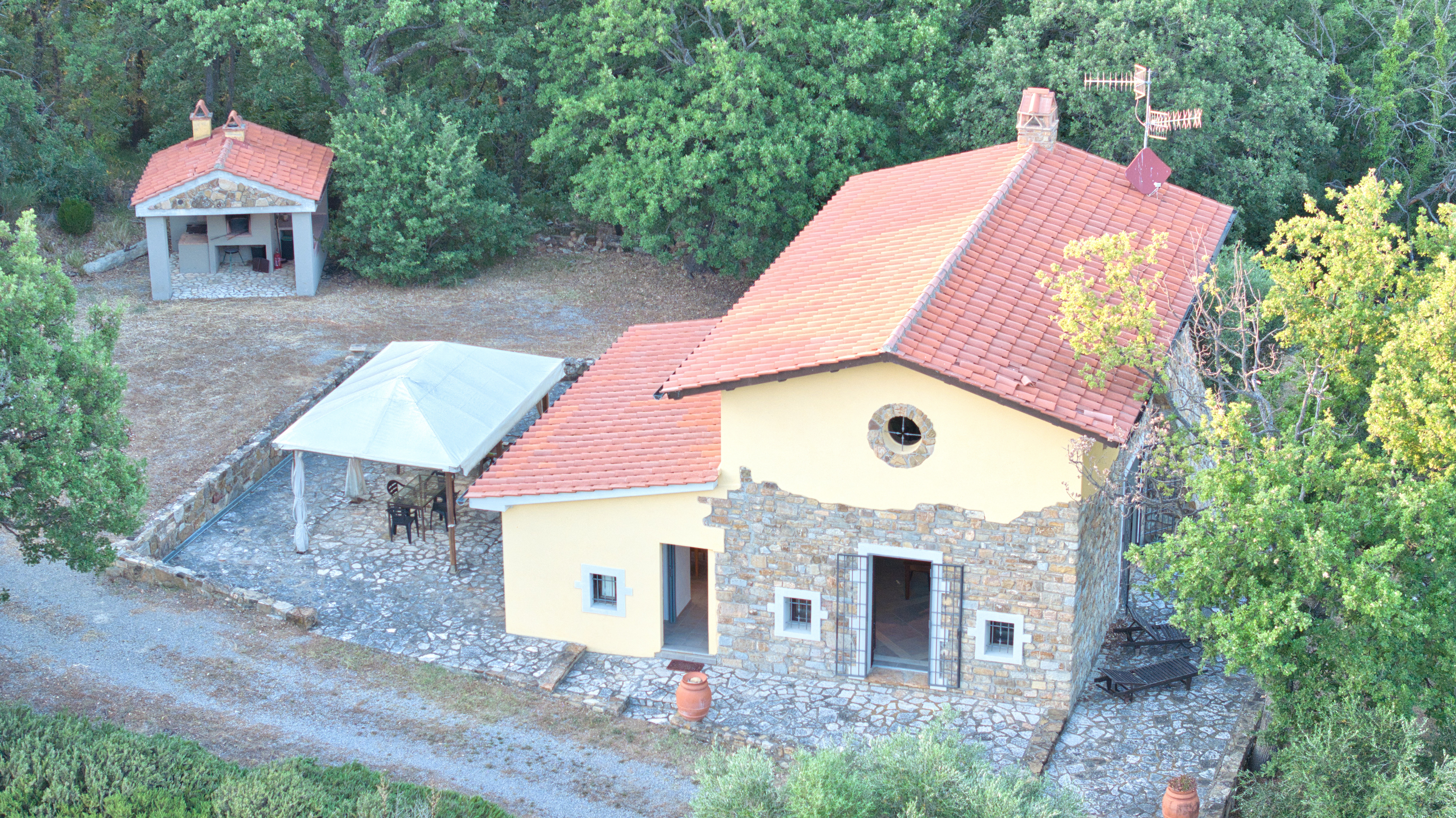 Ex chiesa del Duecento trasformata in villa con vista mare, immersa tra gli olivi a Scarlino, Maremma Toscana, provincia di Grosseto