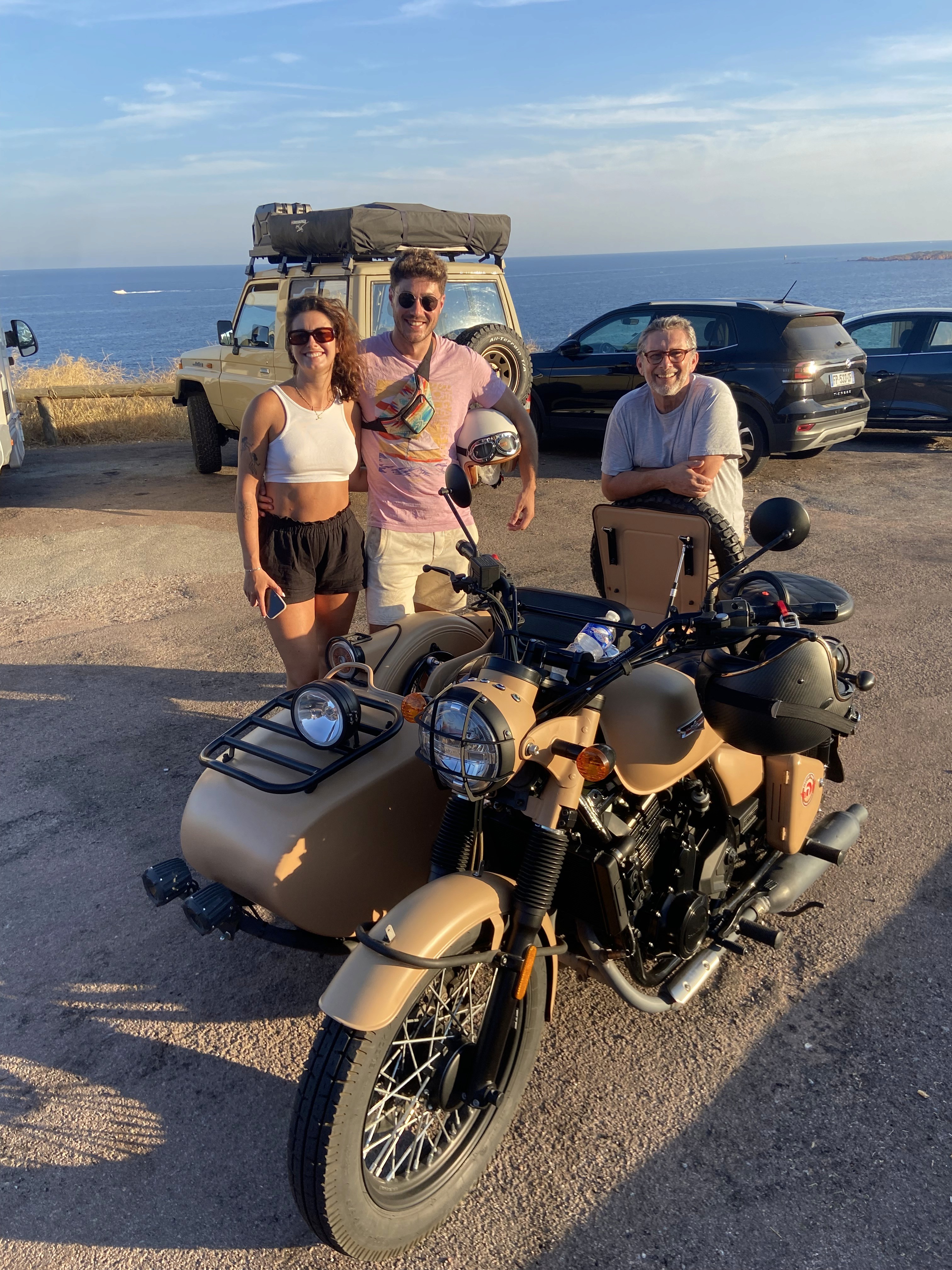Side-car touristique garé devant les bâtiments historiques de Mandelieu-la-Napoule.