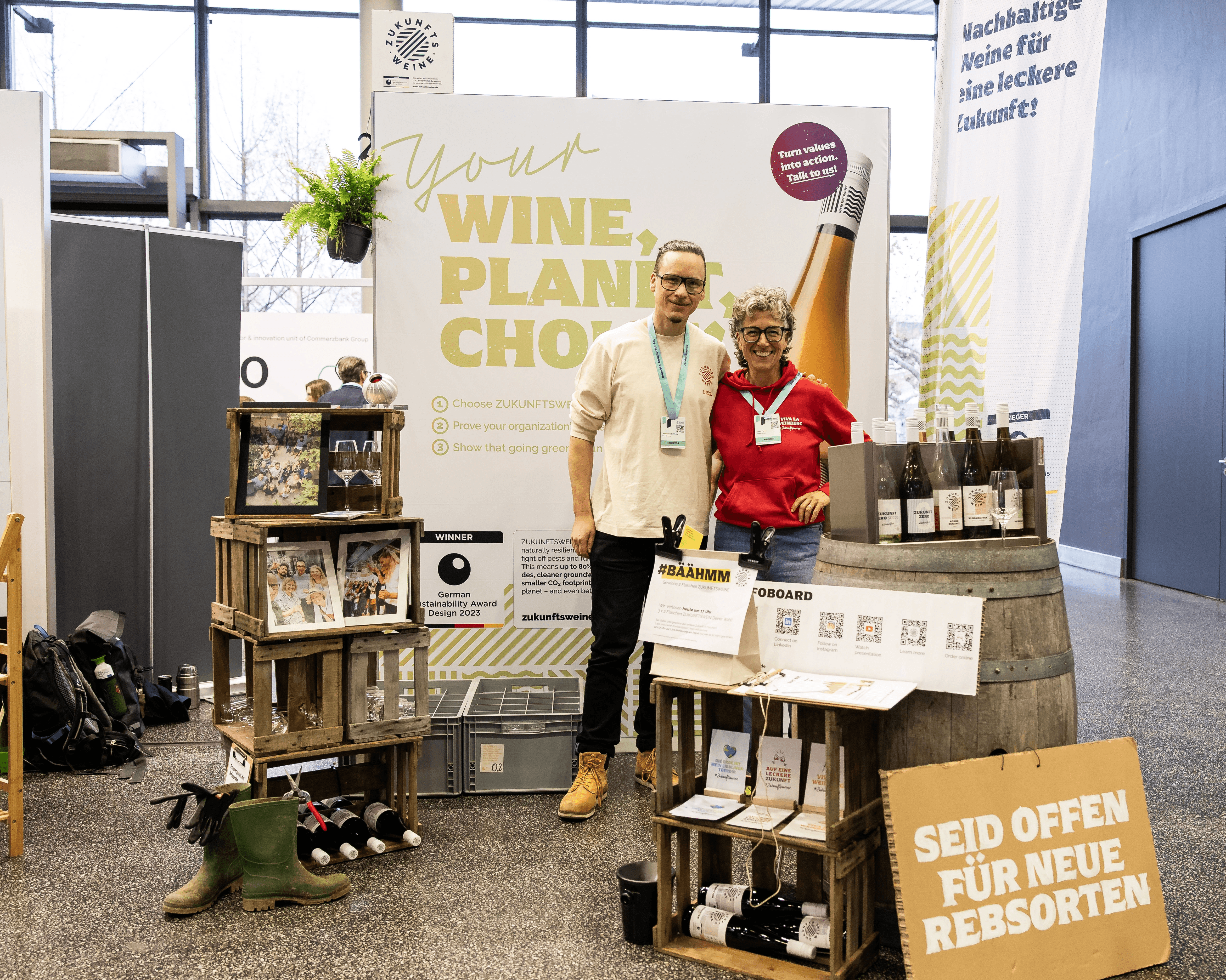 Zwei Geschäftspersonen stehen an einem Konferenztisch und diskutieren intensiv