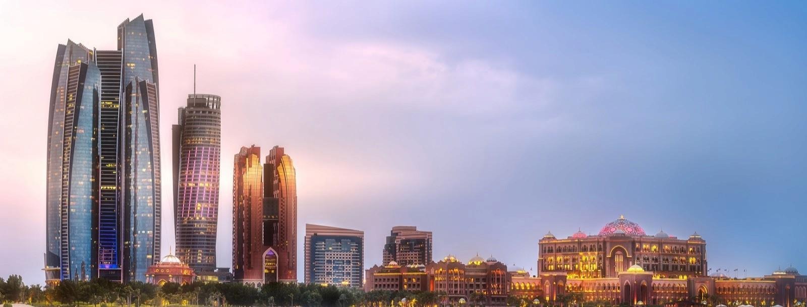 منظر بانورامي لأفق مدينة مصدر عند الغروب، يضم أبراجًا شاهقة ضمن المناطق الحرة أبوظبي.