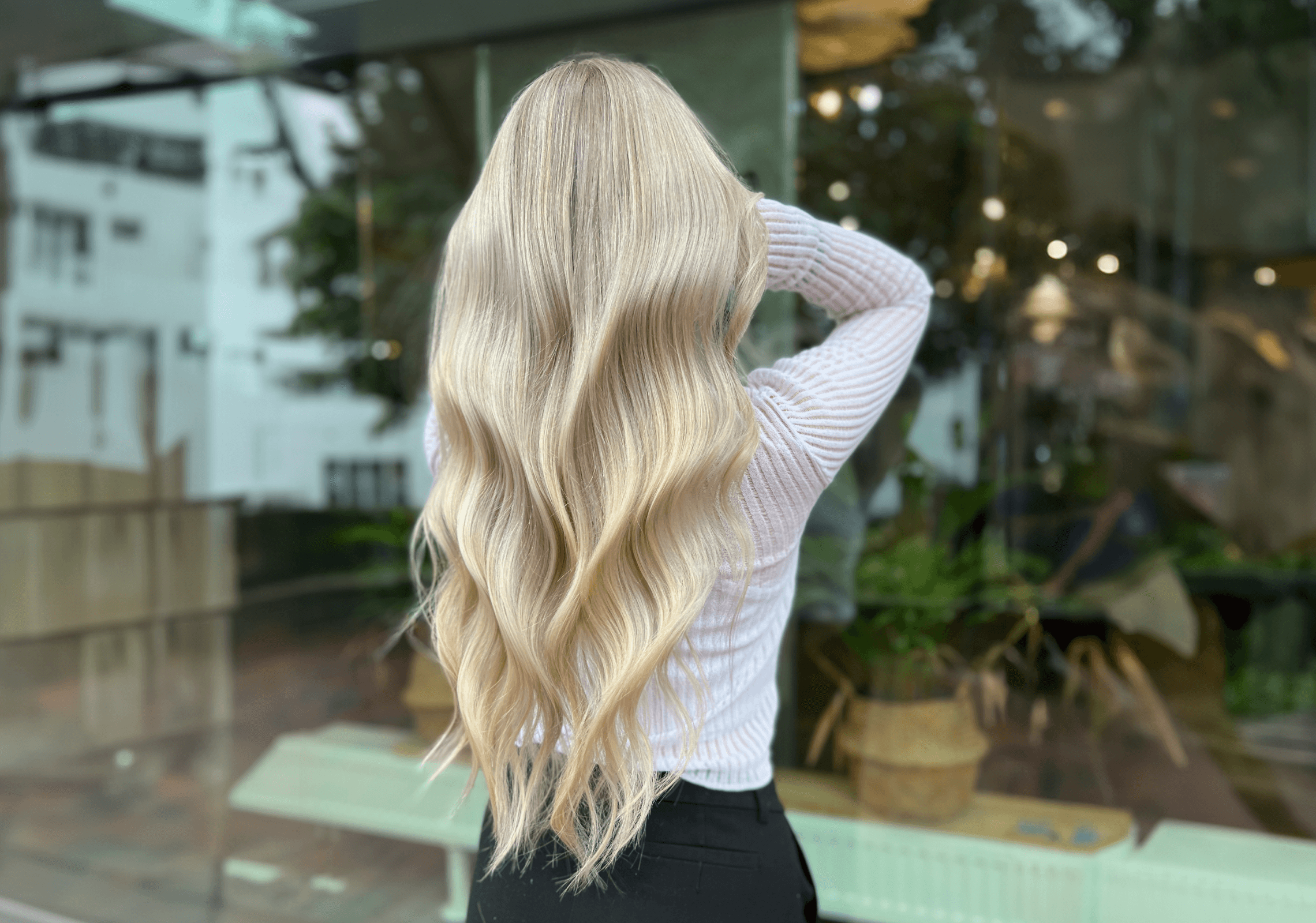 Frauen zeigt ihre neuen Extensions