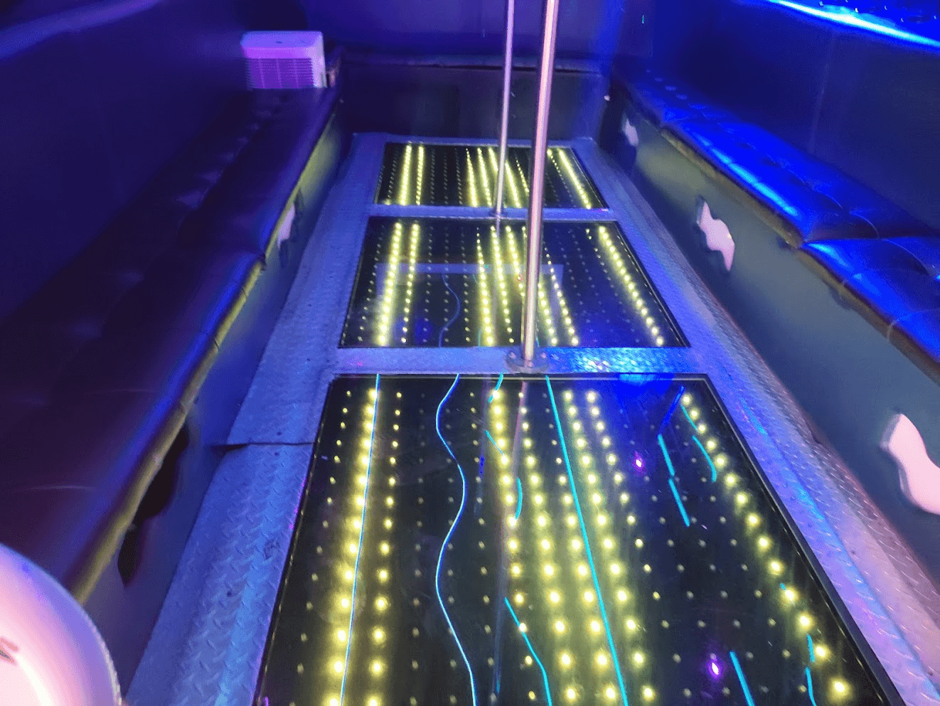 Interior de Limo Party Bus negro en Monterrey de noche estacionado para evento de quinceaños