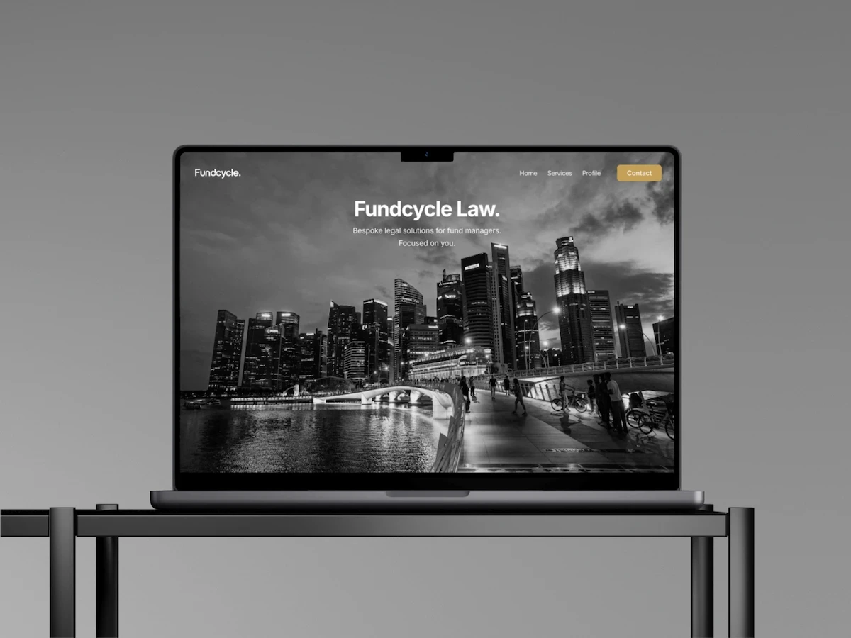 Ein MacBook Pro 16 Mockup der neuen Fundcycle Law Website, designed in Framer durch Webnity-X. Das Design zeigt eine monochrome, elegante Landingpage mit einer Skyline von Singapur im Hintergrund, spezialisiert auf Rechtsberatung für Fondsmanager