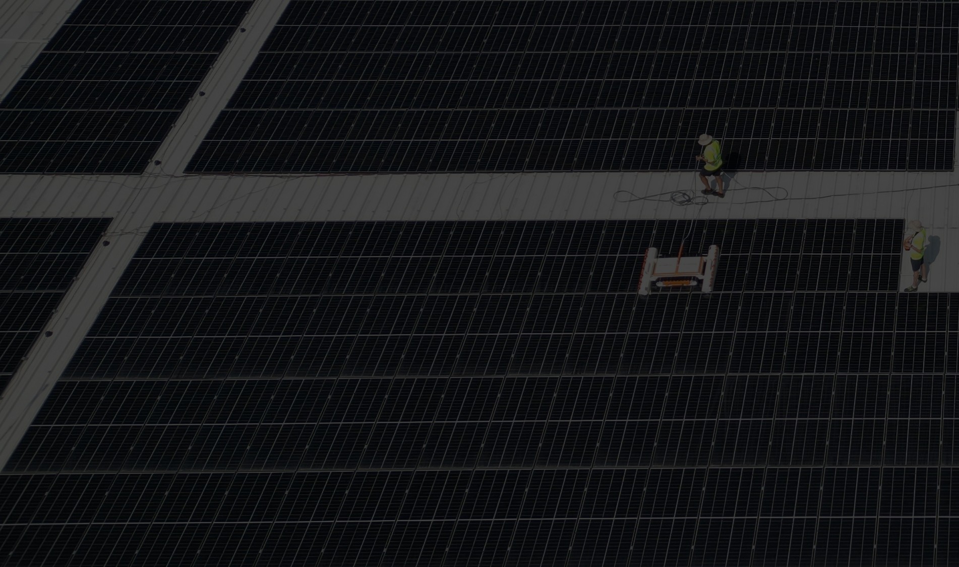 Echipa SpalPanouri curățând panouri fotovoltaice pe acoperiș industrial de hala in Cluj-Napoca