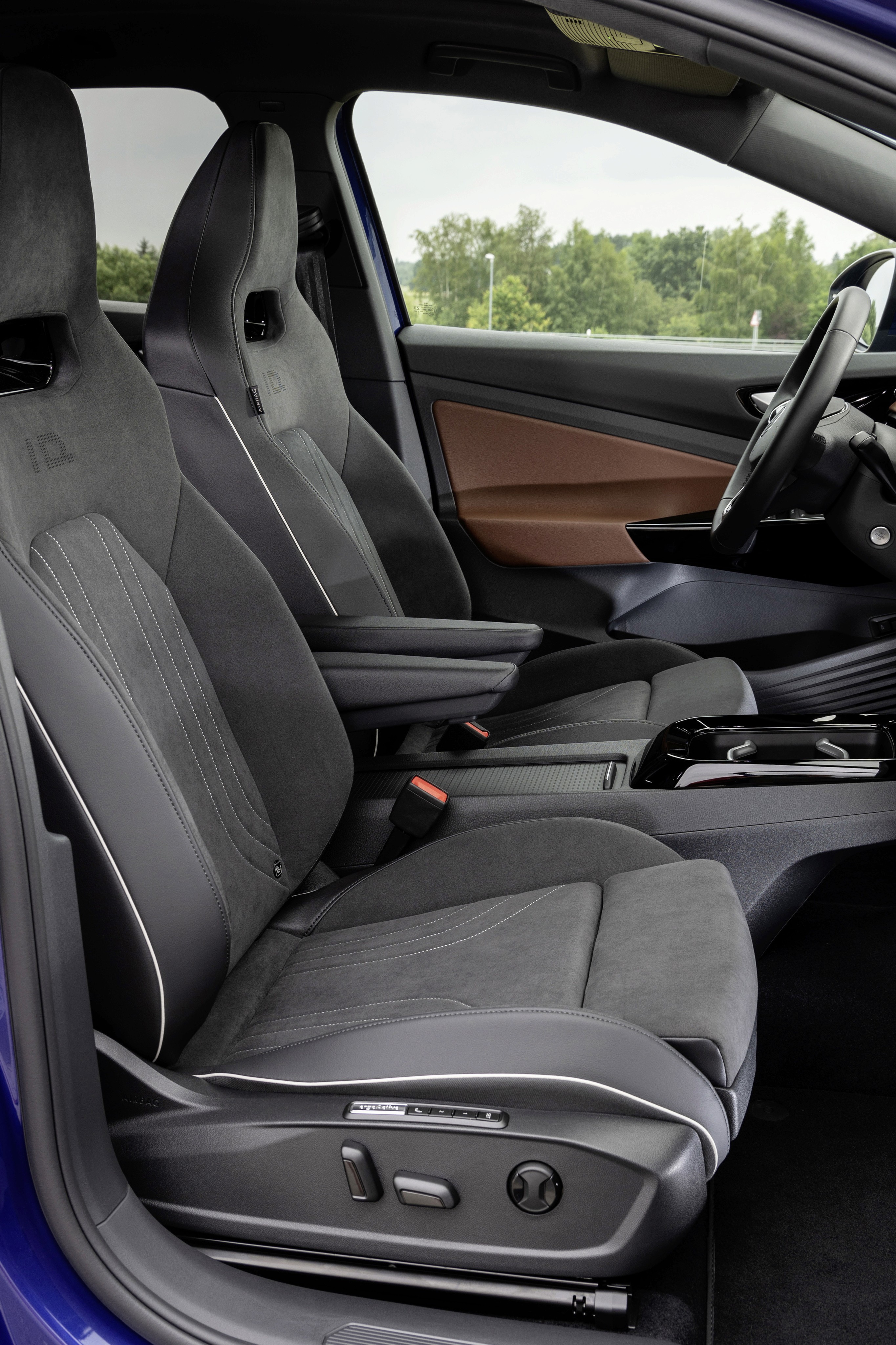 Intérieur de la Volkswagen ID.5 avec sièges avant sport, sellerie sombre et ambiance haut de gamme