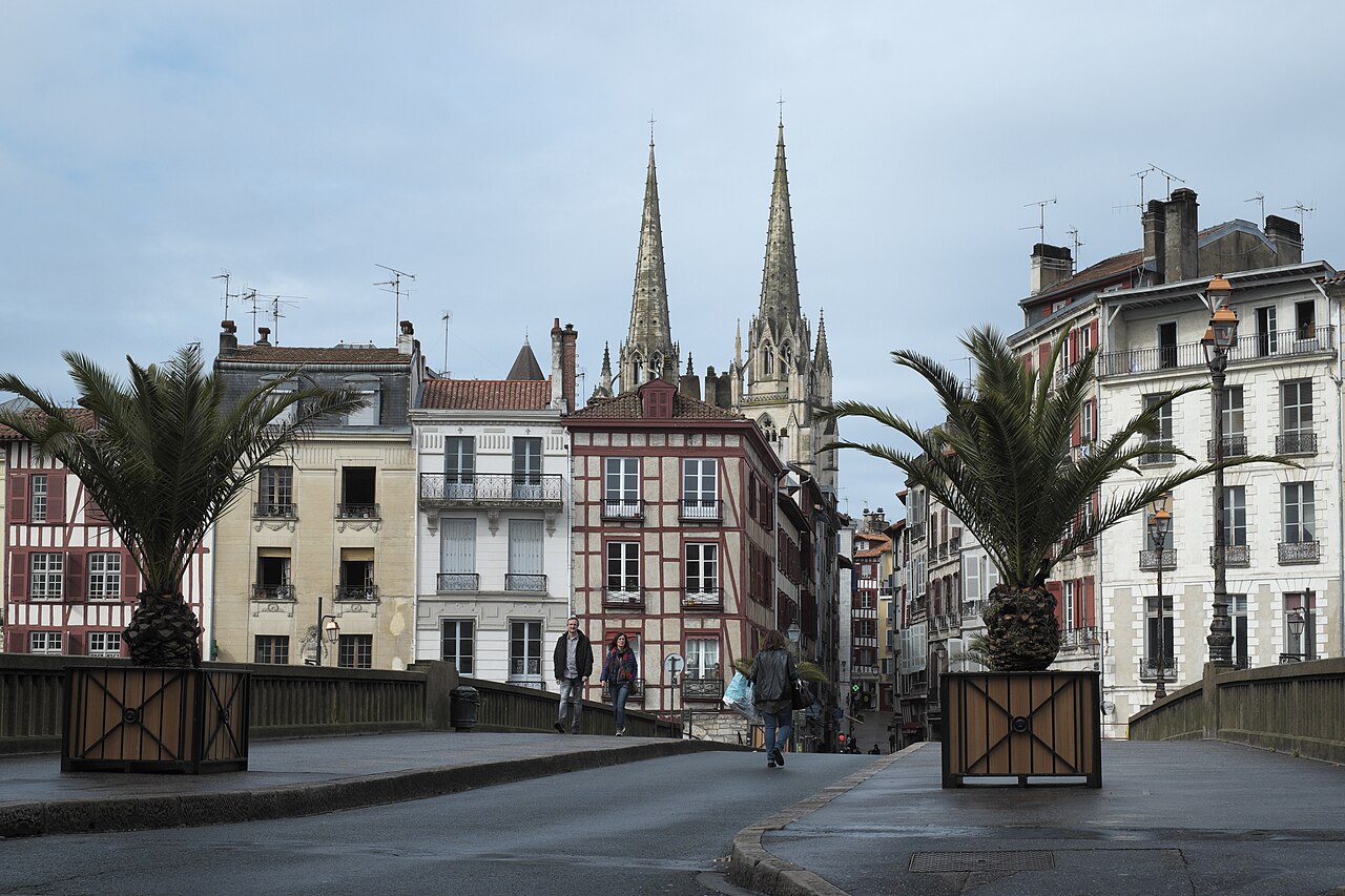 Le quai de l’Amiral-Jauréguiberry et les flèches de la cathédrale de Bayonne.