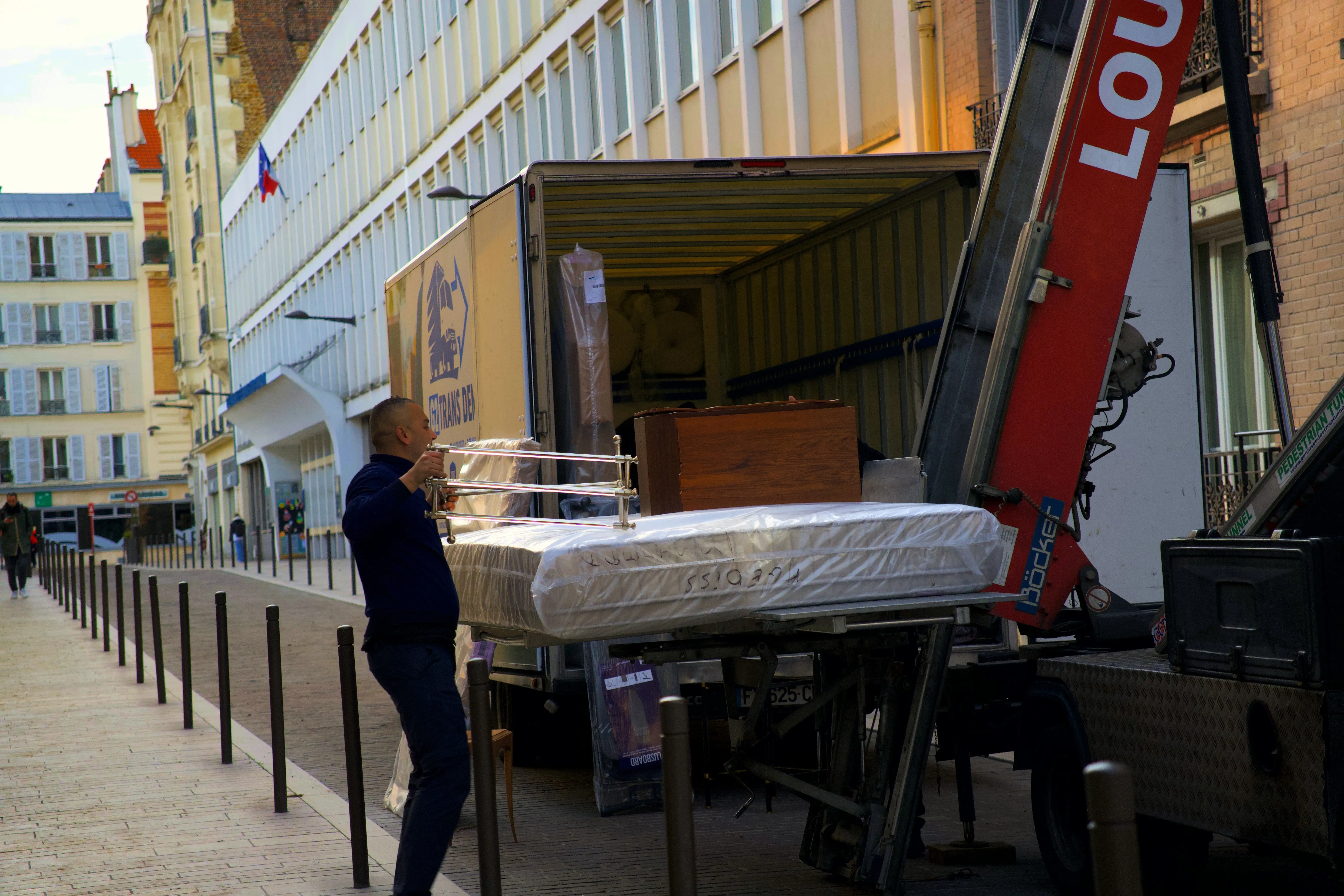 Monte meuble demenagement paris mobilier