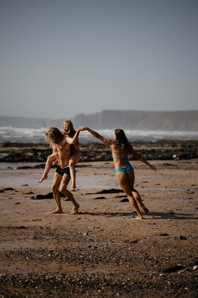 a tree with many branches and leaves