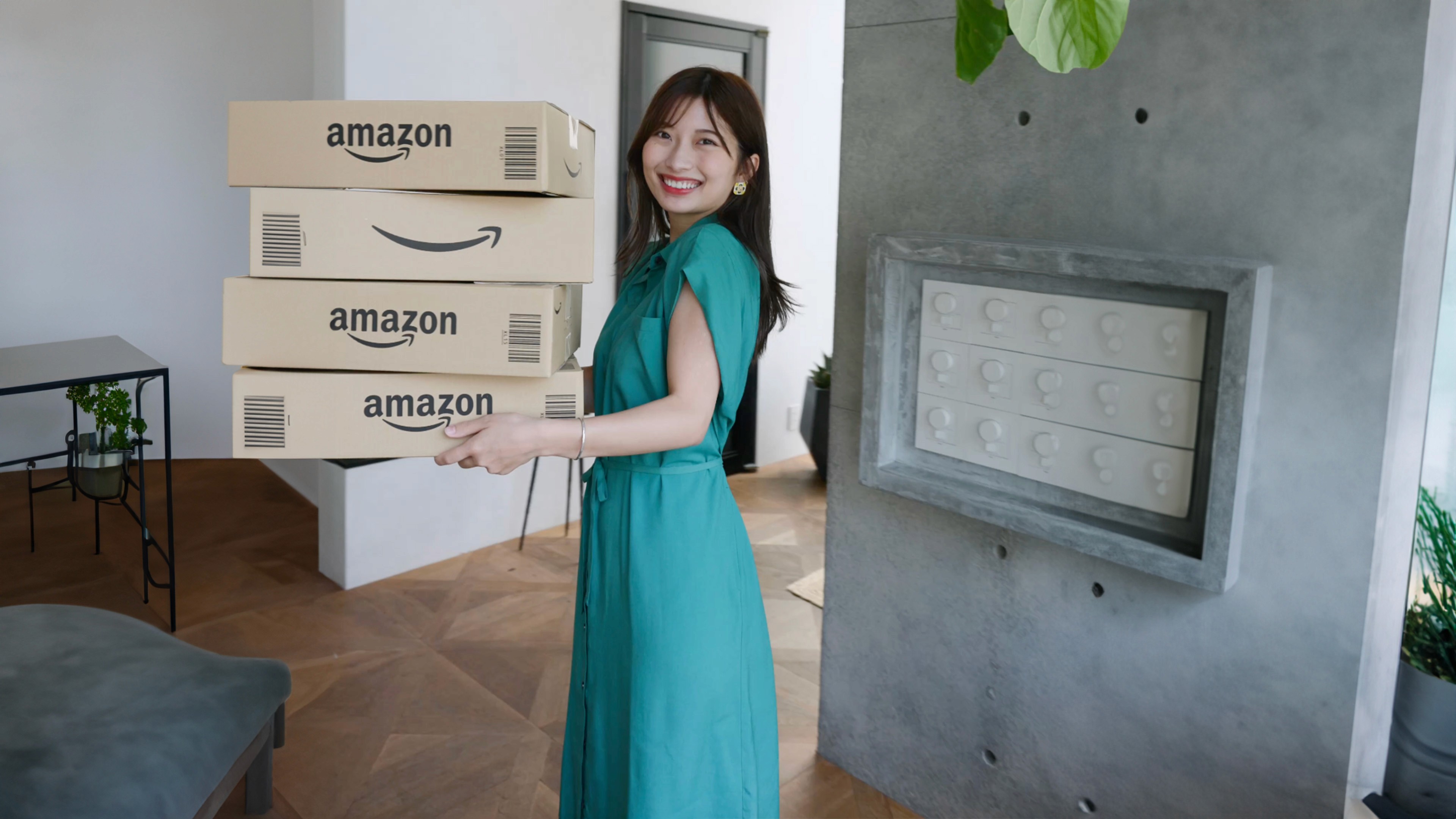 Amazon Fashion Japan Influencer Campaign | DMBz Tokyo Production Agency | Smiling Japanese Girl with Boxes