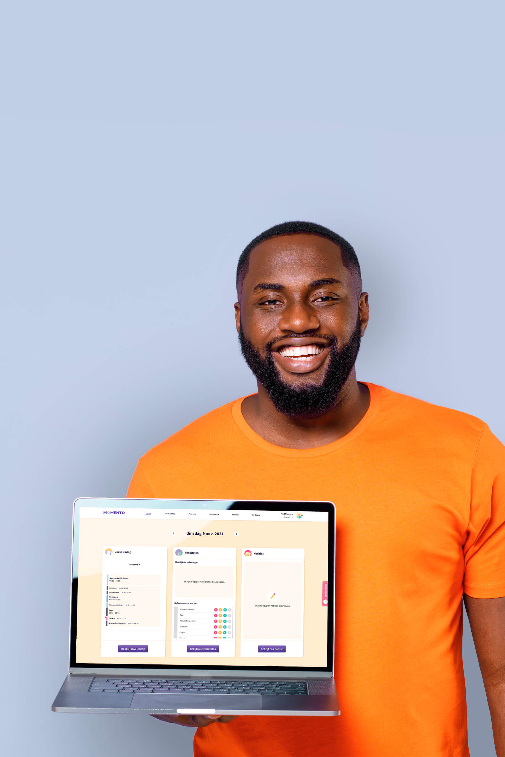 Een man toont het startscherm van Momento op een laptop