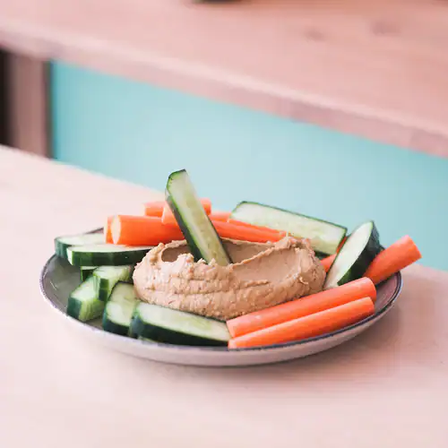 Hummus met komkommer en wortelreepjes uit het 5 Day Fast menu.