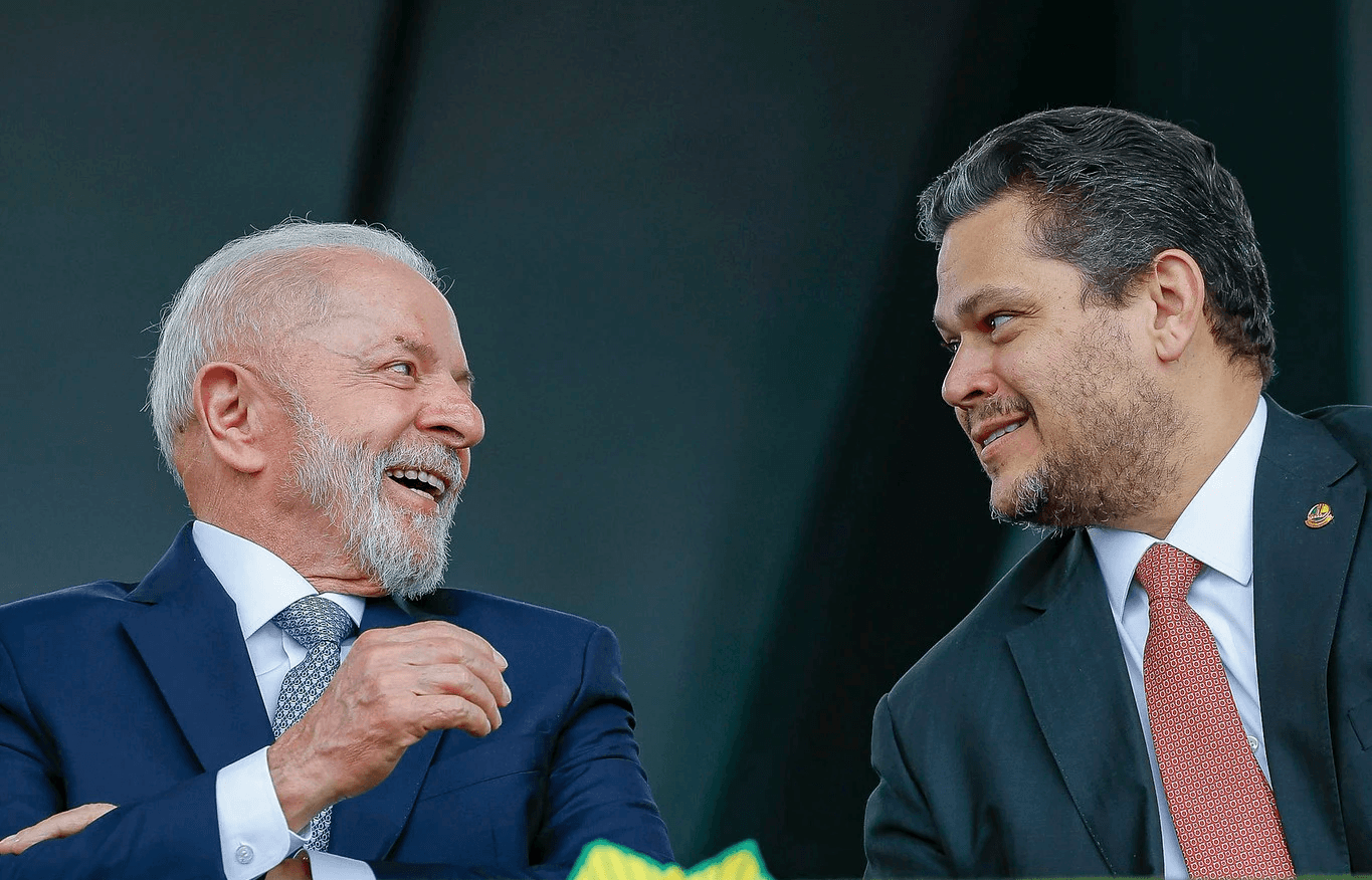 Presidente Lula e o senador Davi Alcolumbre conversam durante cerimônia do Dia do Exército, no QG do Exército, em Brasília. Foto: Ricardo Stuckert/PR